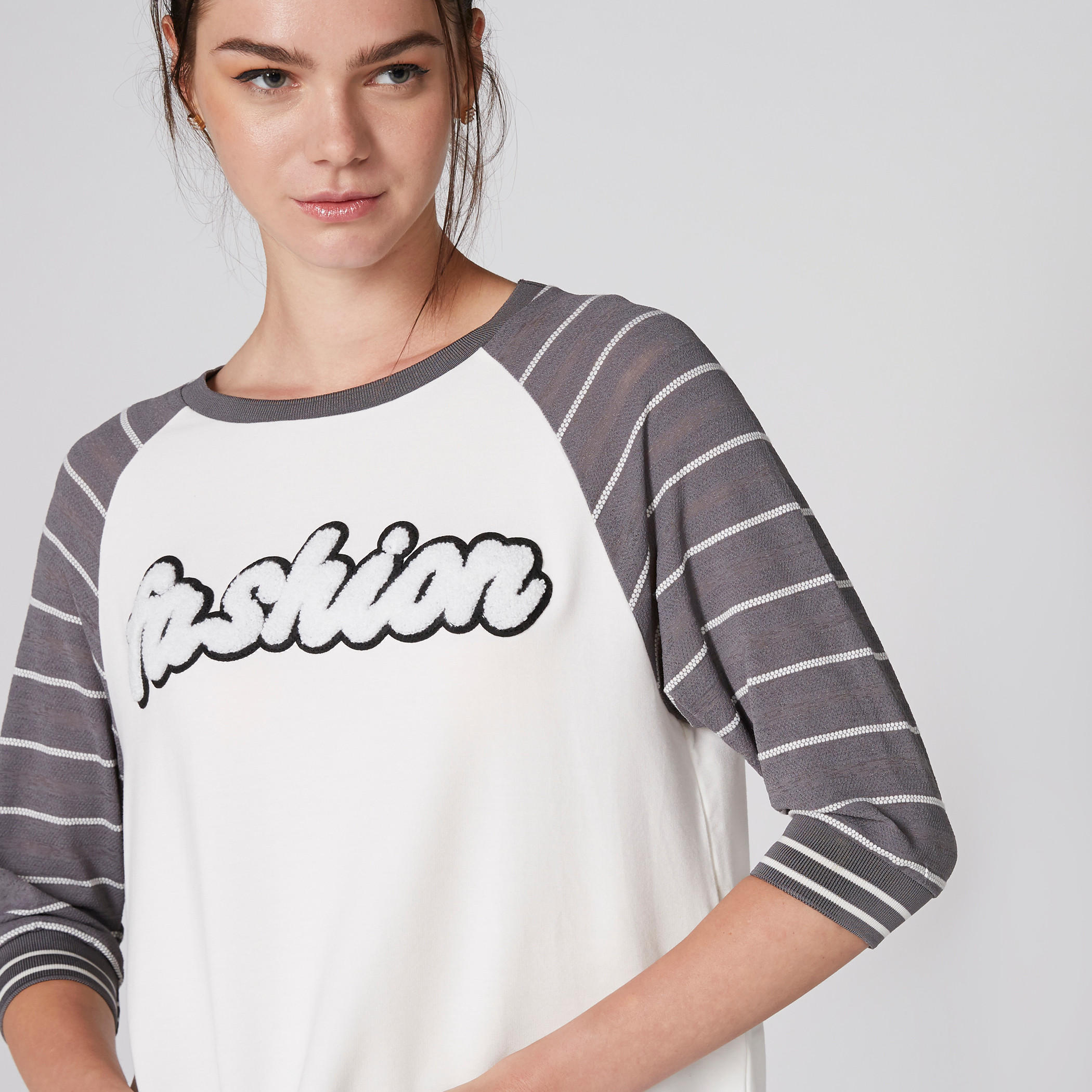 تيشيرت بياقة ضيّقة وأكمام 3/4 وطبعات-women-clothing-tshirts-image-4