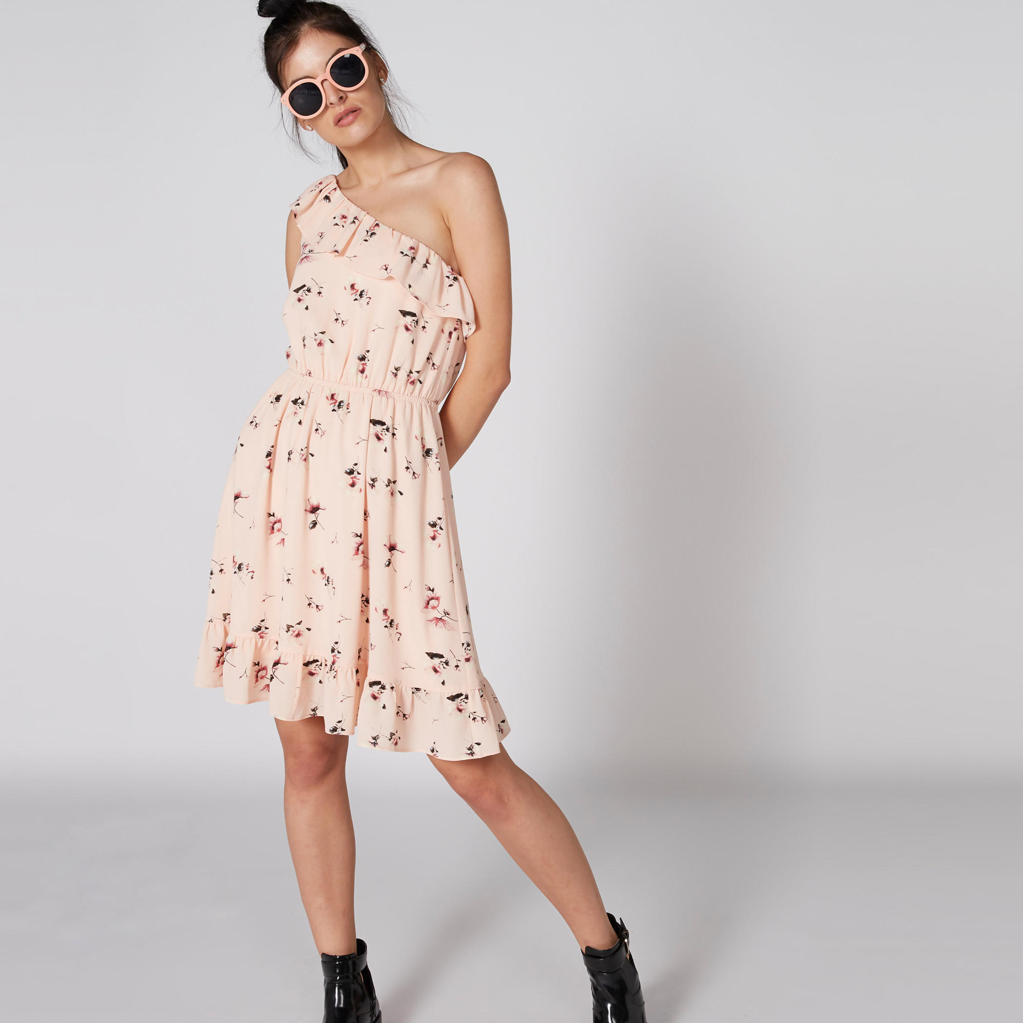 فستان متوسط الطول بكتف واحد وتفاصيل كشكش وطبعات-women-clothing-dresses-image-3
