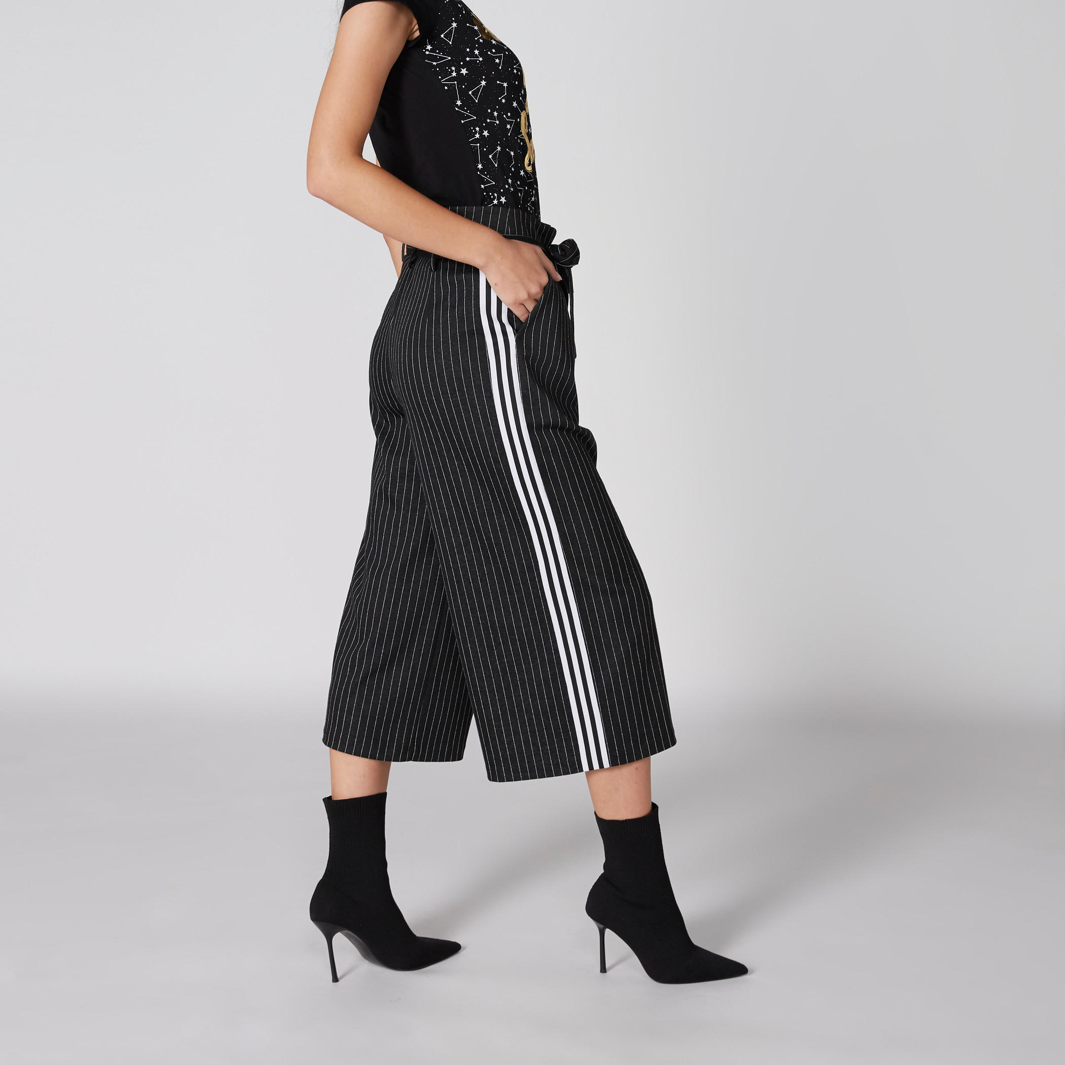 بنطال واسع الساقين مقلّم بخصر مطّاطي وجيوب-women-clothing-bottoms-trousers-image-1