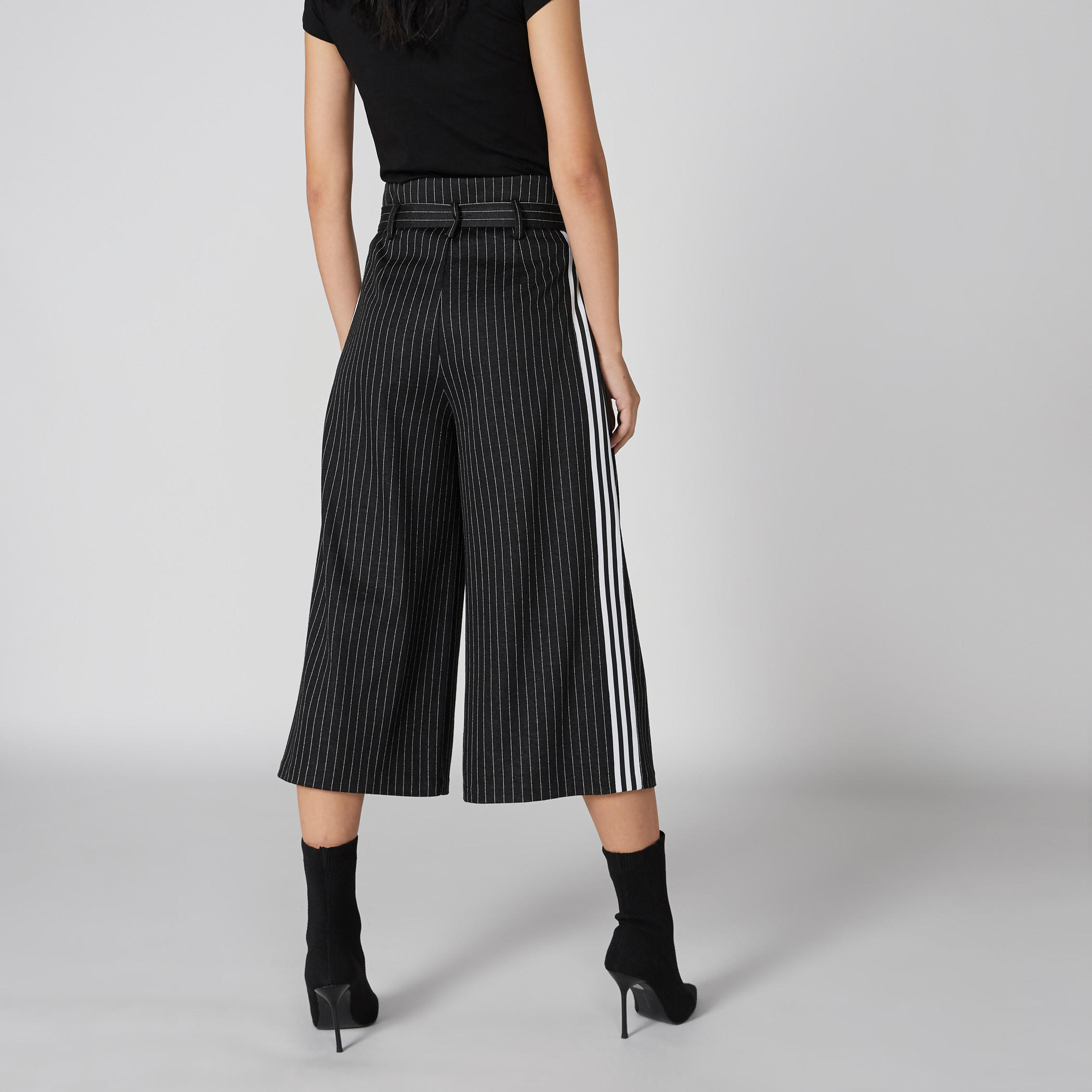 بنطال واسع الساقين مقلّم بخصر مطّاطي وجيوب-women-clothing-bottoms-trousers-image-2