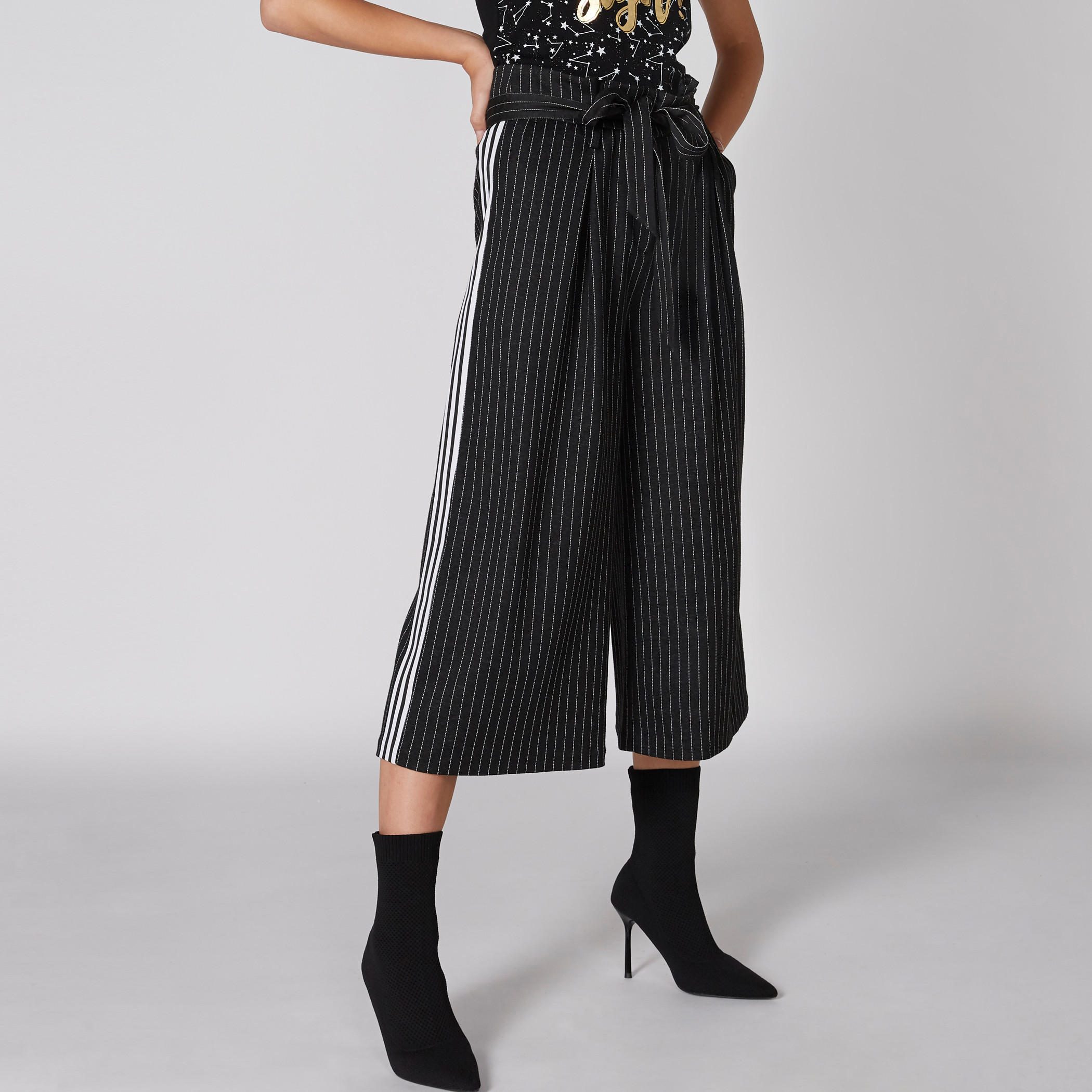 بنطال واسع الساقين مقلّم بخصر مطّاطي وجيوب-women-clothing-bottoms-trousers-image-4