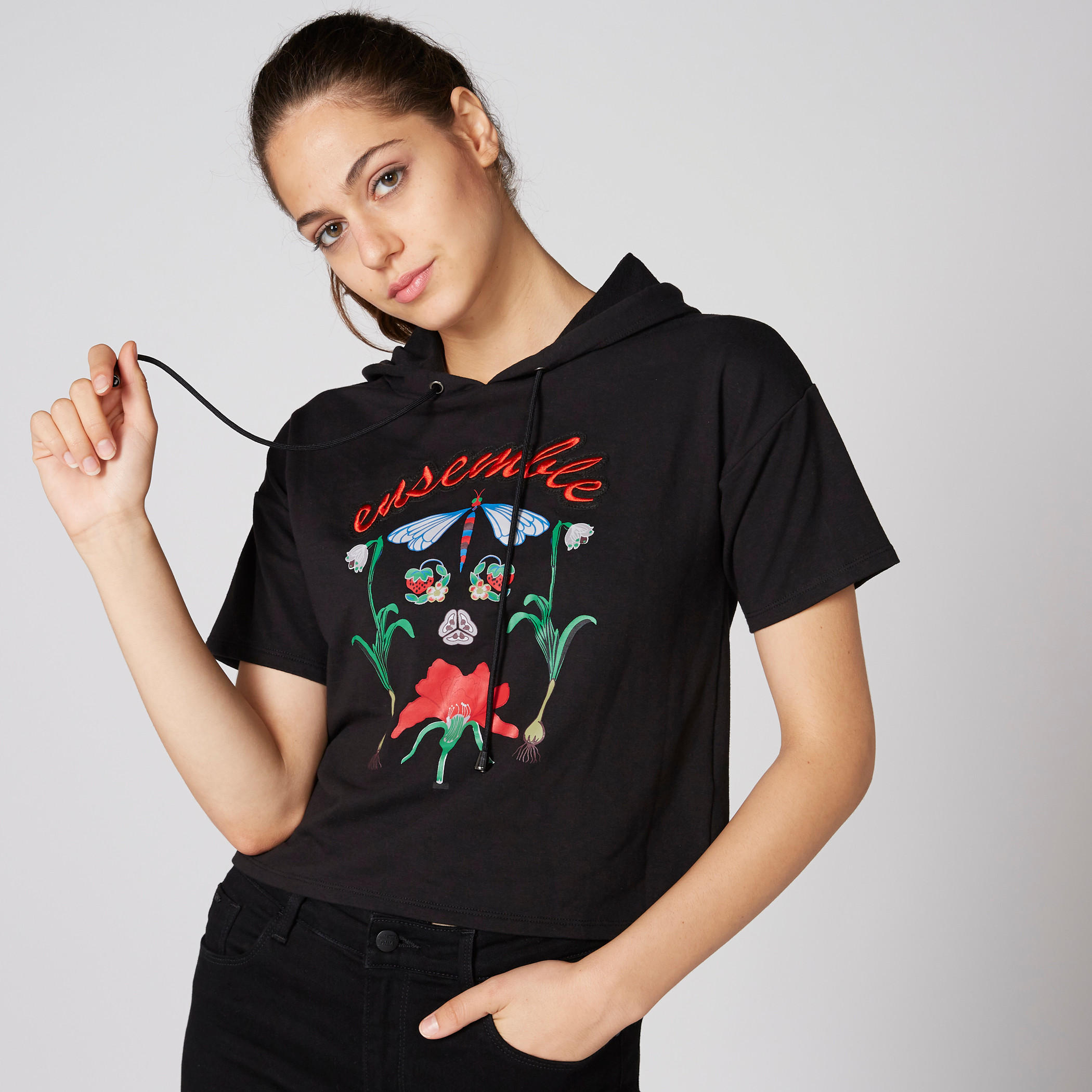 بلوزة مطرزة بأكمام قصيرة وقبعة-women-clothing-tshirts-image-1