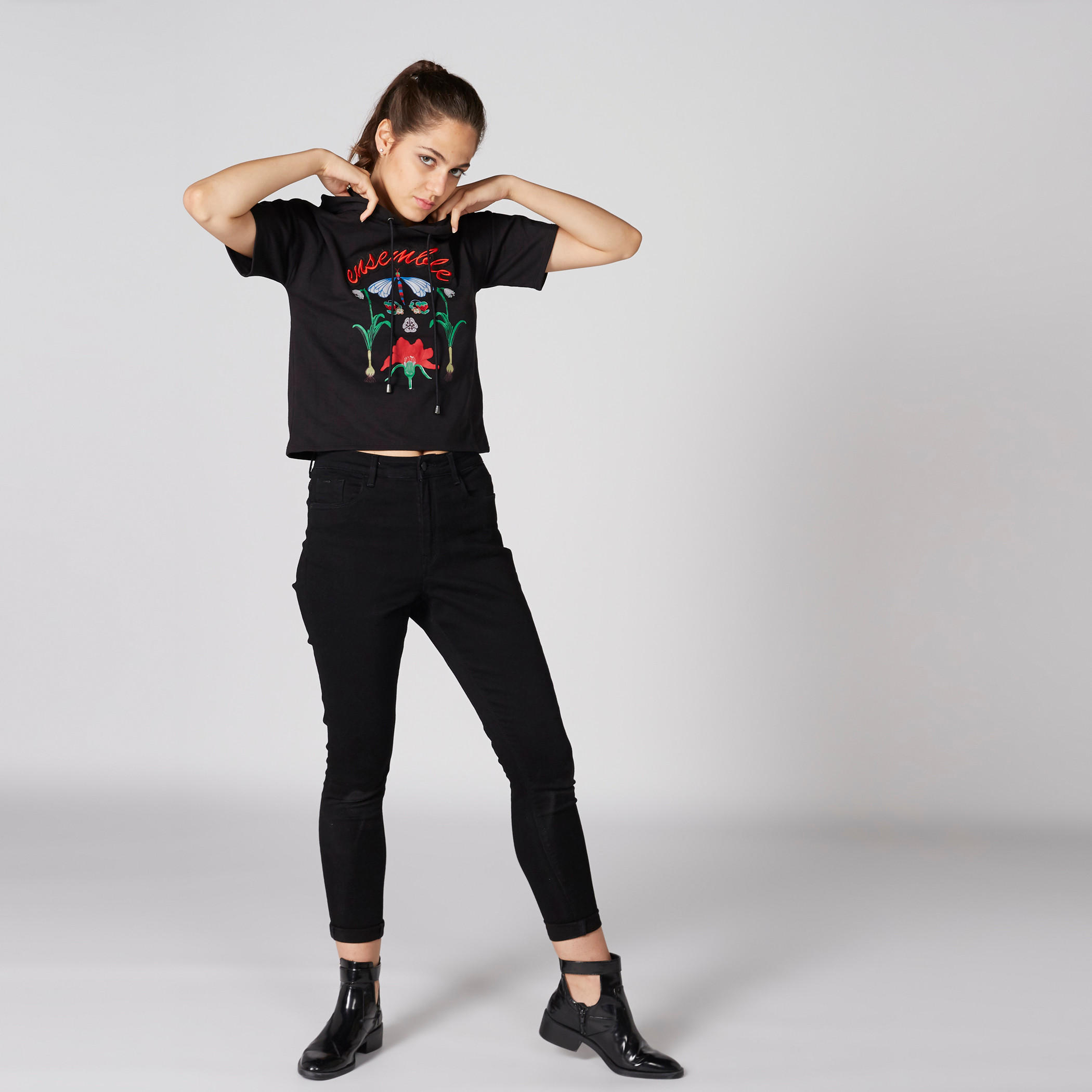بلوزة مطرزة بأكمام قصيرة وقبعة-women-clothing-tshirts-image-3
