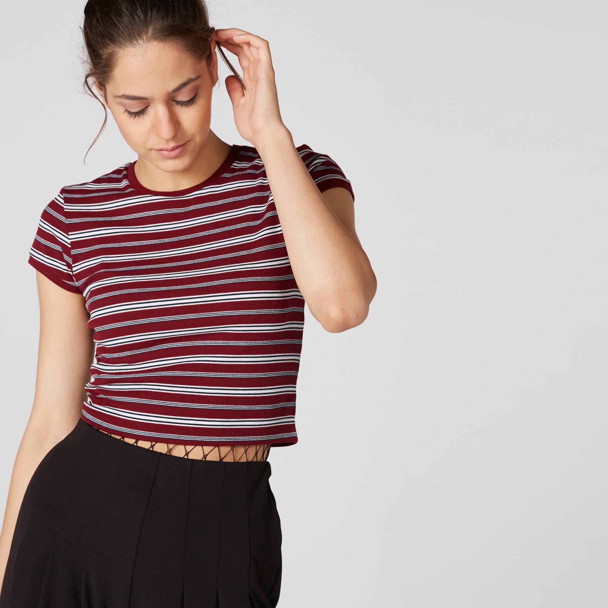 بلوزة قصيرة مقلّمة بياقة ضيّقة وأكمام قصيرة-women-clothing-tshirts-image-1