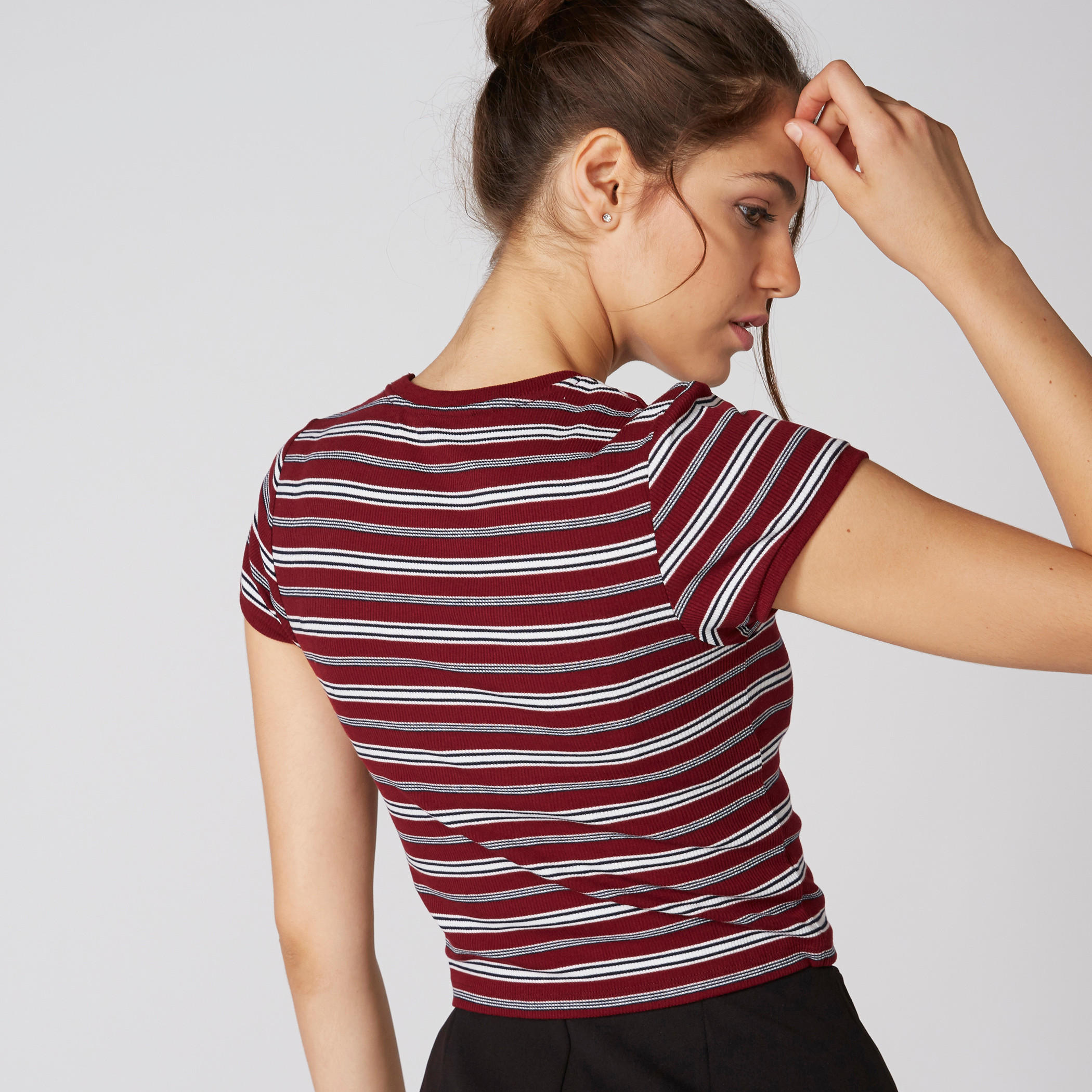 بلوزة قصيرة مقلّمة بياقة ضيّقة وأكمام قصيرة-women-clothing-tshirts-image-2