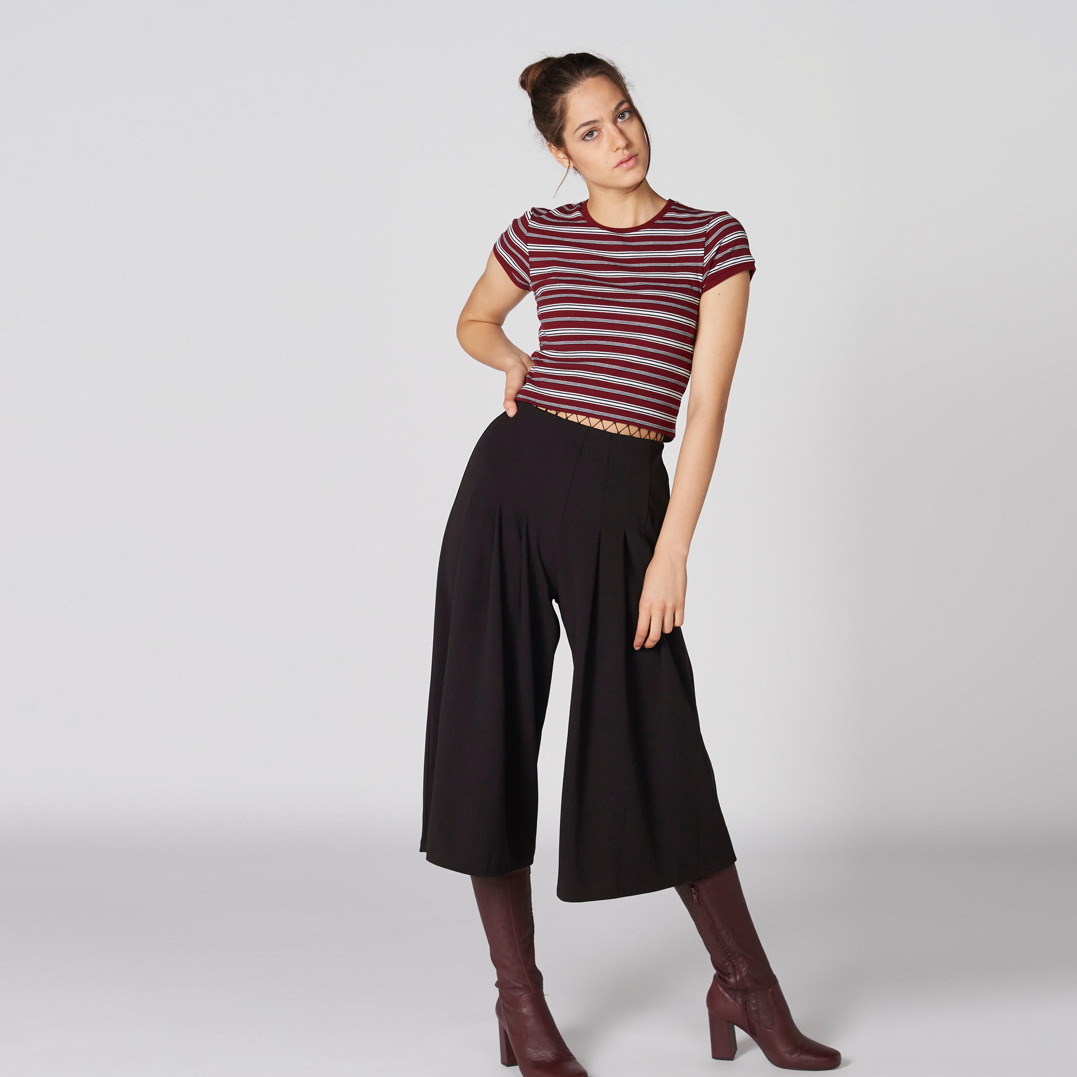 بلوزة قصيرة مقلّمة بياقة ضيّقة وأكمام قصيرة-women-clothing-tshirts-image-3