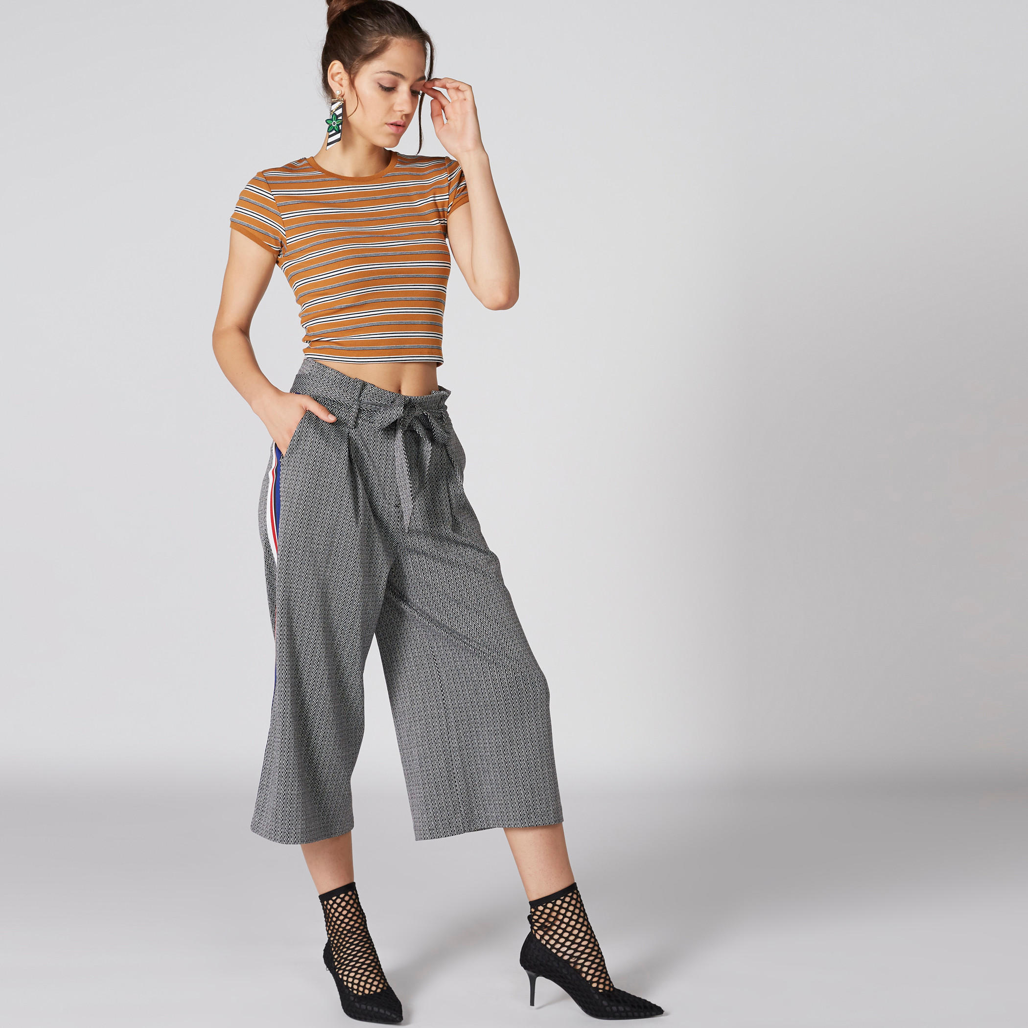 بلوزة قصيرة مقلّمة بياقة ضيّقة وأكمام قصيرة-women-clothing-tshirts-image-3