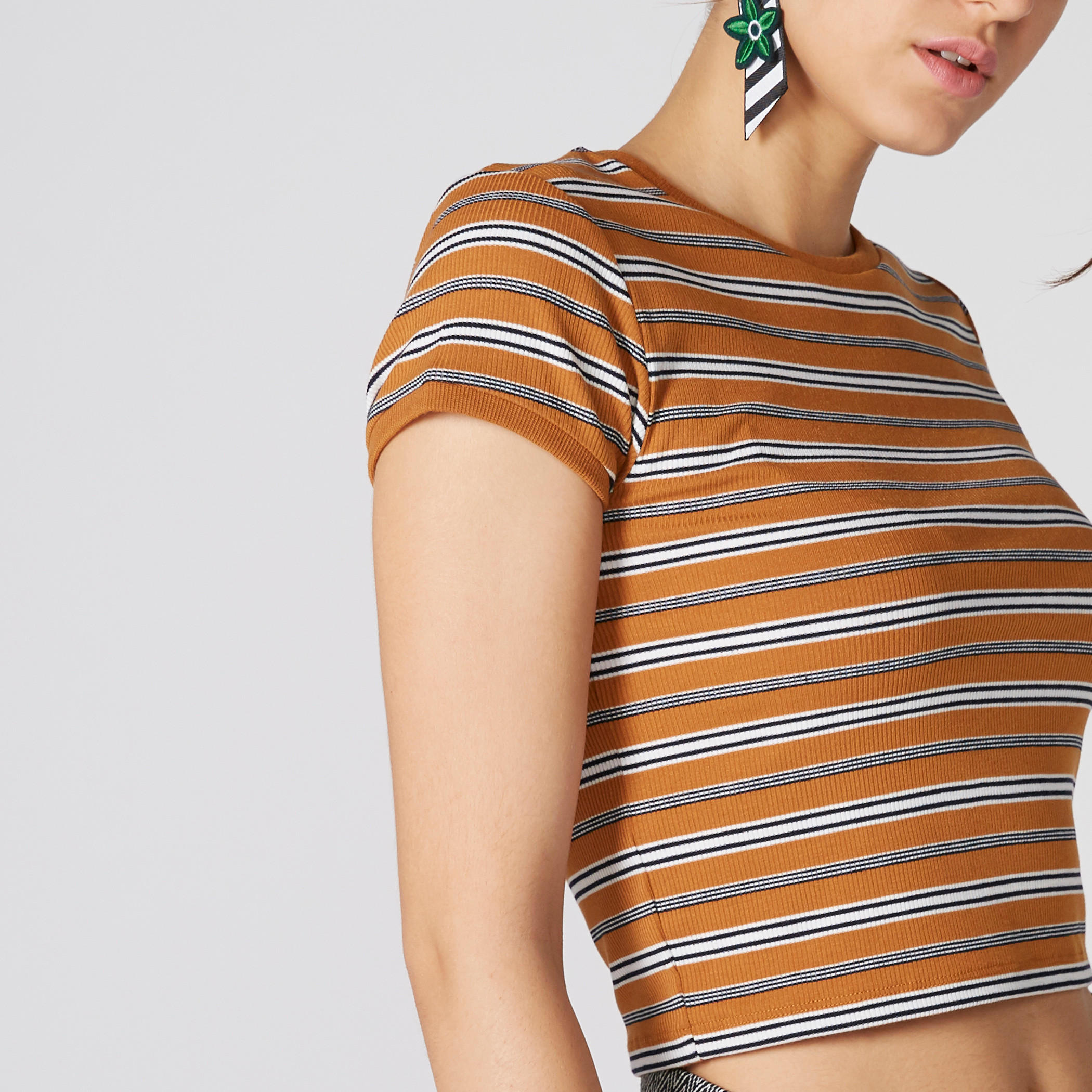 بلوزة قصيرة مقلّمة بياقة ضيّقة وأكمام قصيرة-women-clothing-tshirts-image-4