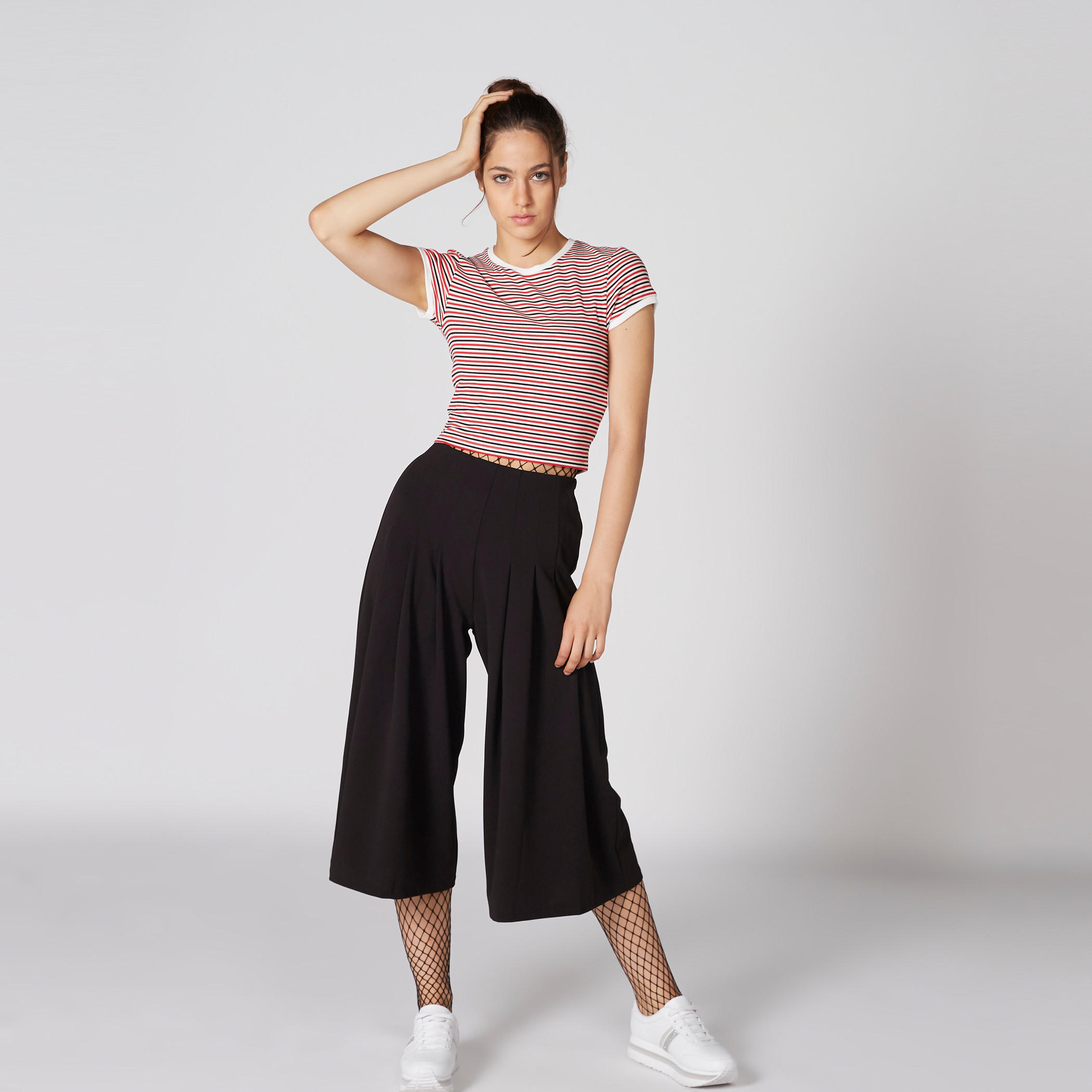 بلوزة قصيرة مقلّمة بياقة ضيّقة وأكمام قصيرة-women-clothing-tshirts-image-1