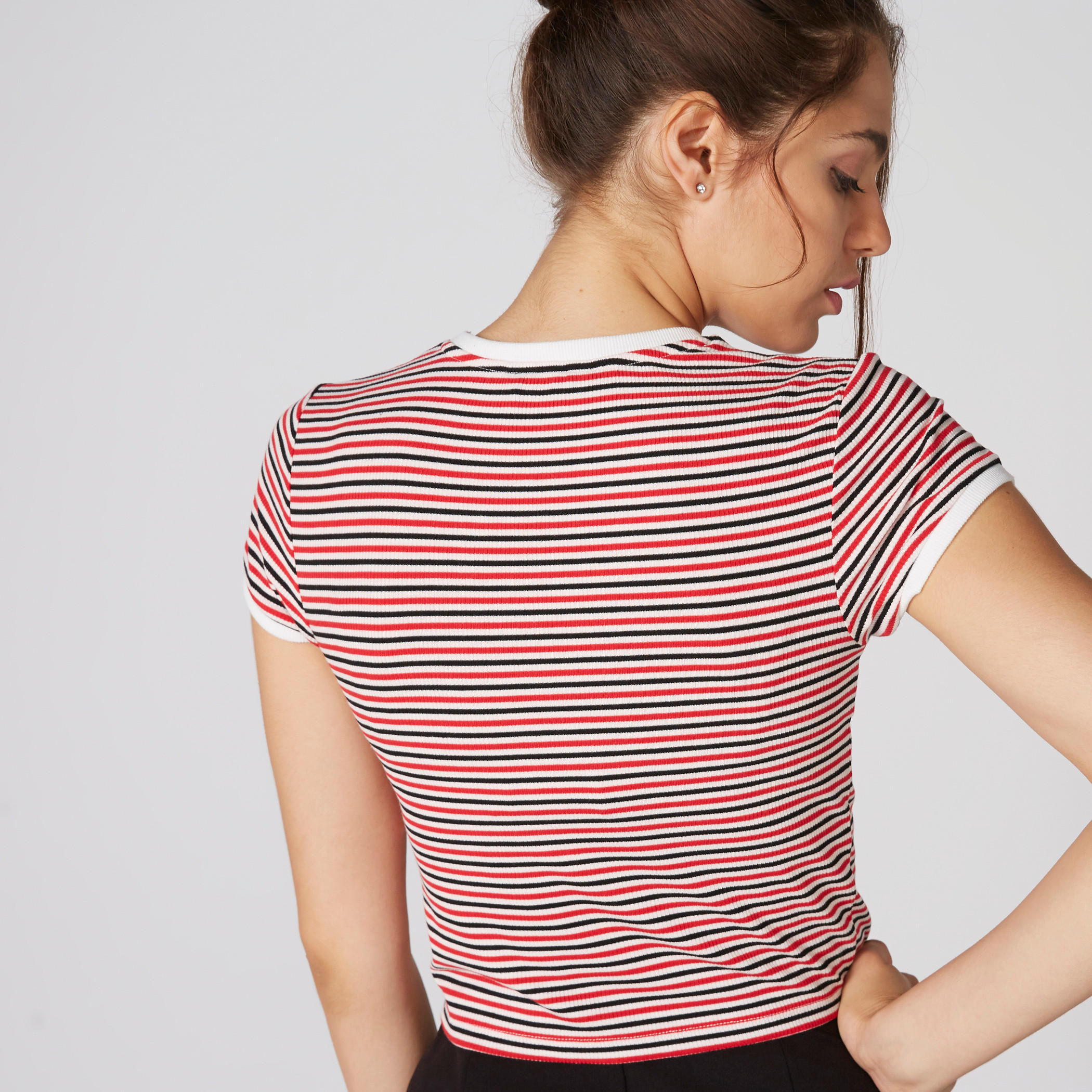 بلوزة قصيرة مقلّمة بياقة ضيّقة وأكمام قصيرة-women-clothing-tshirts-image-2