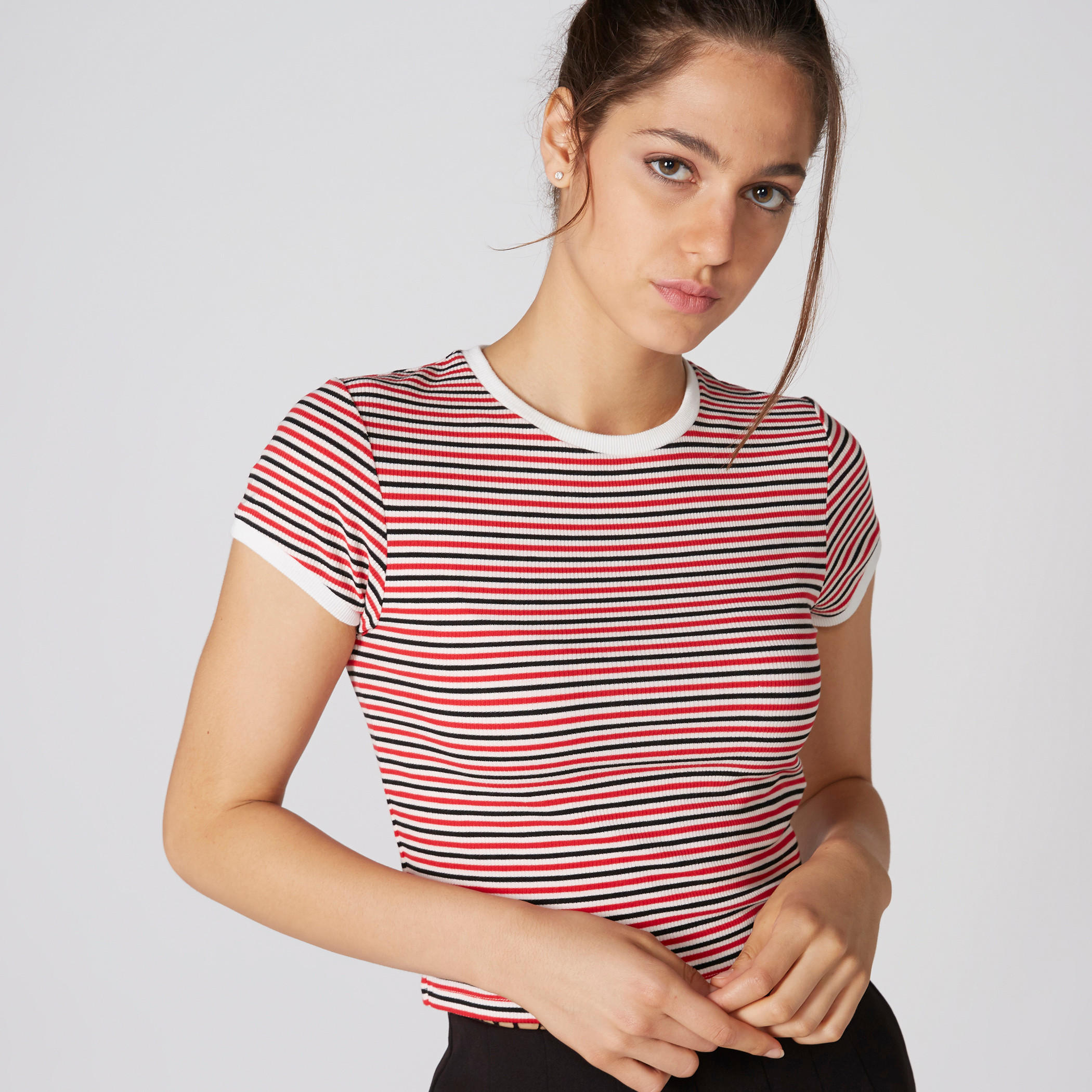 بلوزة قصيرة مقلّمة بياقة ضيّقة وأكمام قصيرة-women-clothing-tshirts-image-3