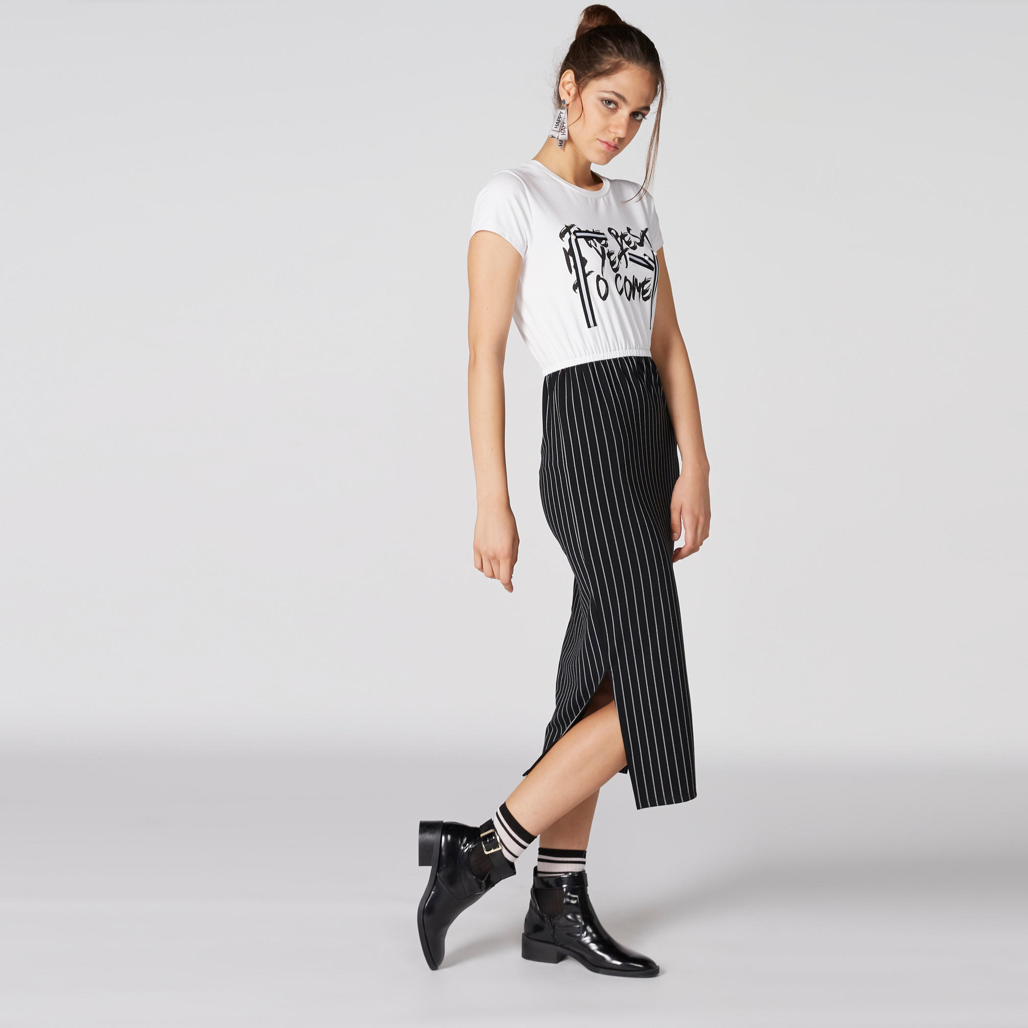 فستان مقلّم بأكمام قصيرة وفتحة جانبية وطبعات-women-clothing-dresses-image-1