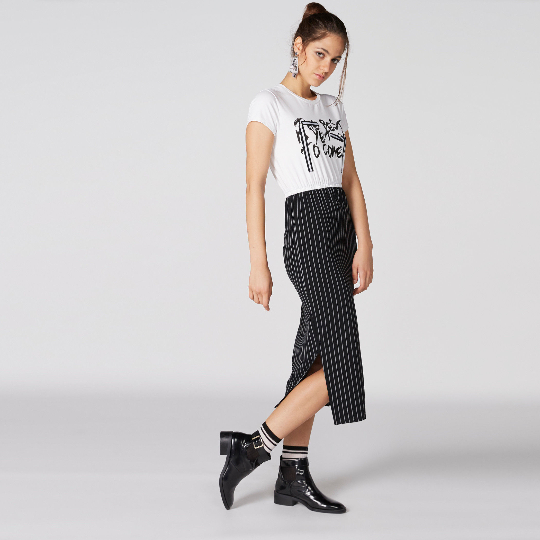 فستان مقلّم بأكمام قصيرة وفتحة جانبية وطبعات-women-clothing-dresses-image-1
