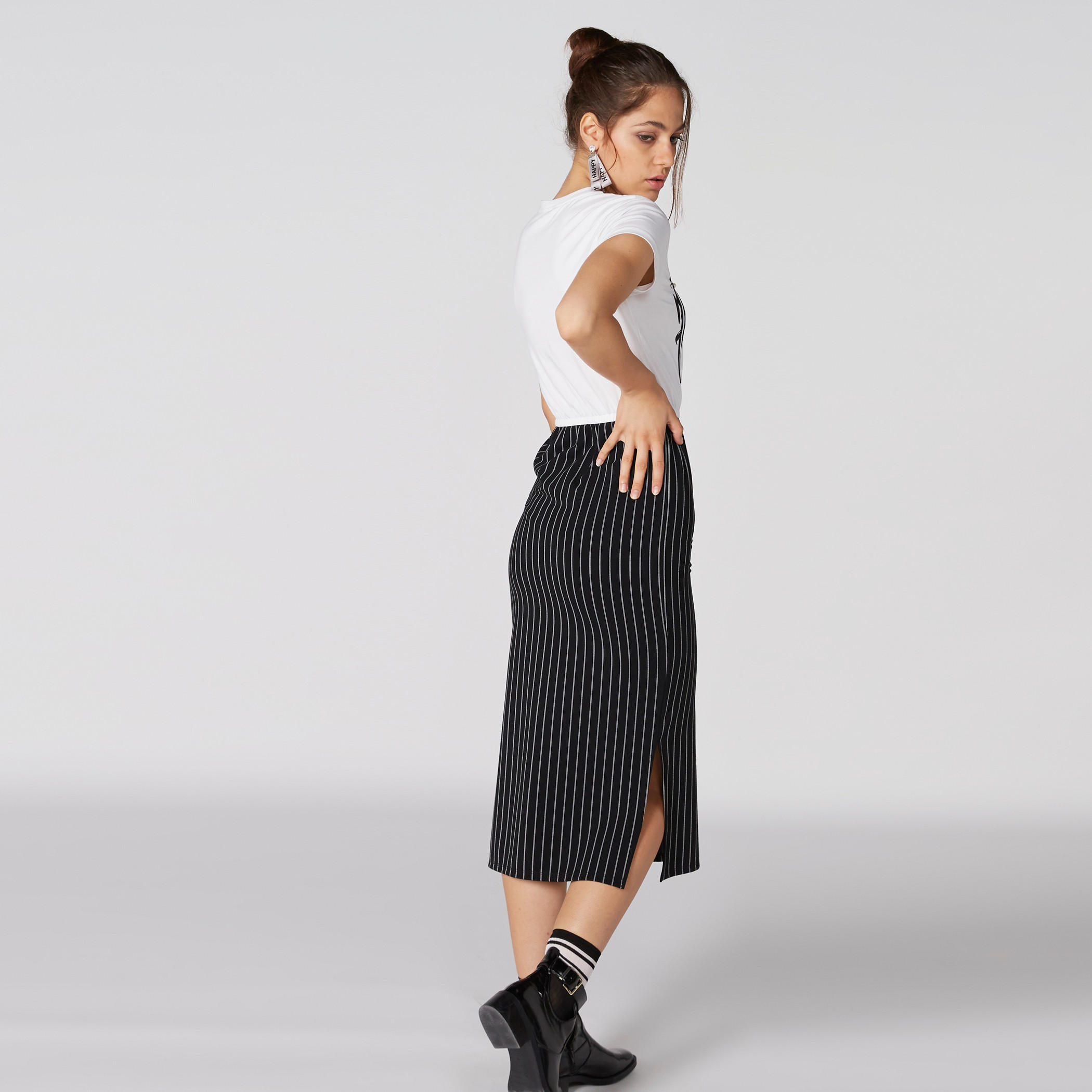 فستان مقلّم بأكمام قصيرة وفتحة جانبية وطبعات-women-clothing-dresses-image-2
