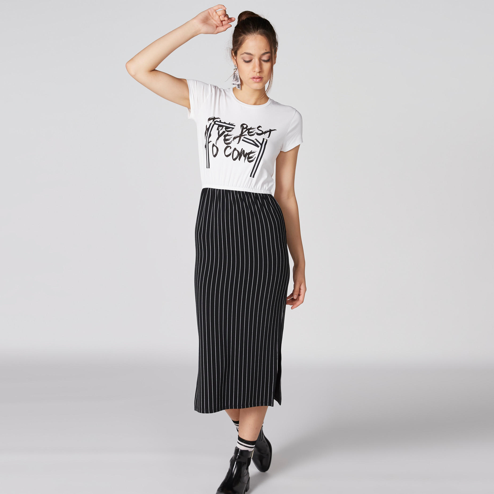 فستان مقلّم بأكمام قصيرة وفتحة جانبية وطبعات-women-clothing-dresses-image-3