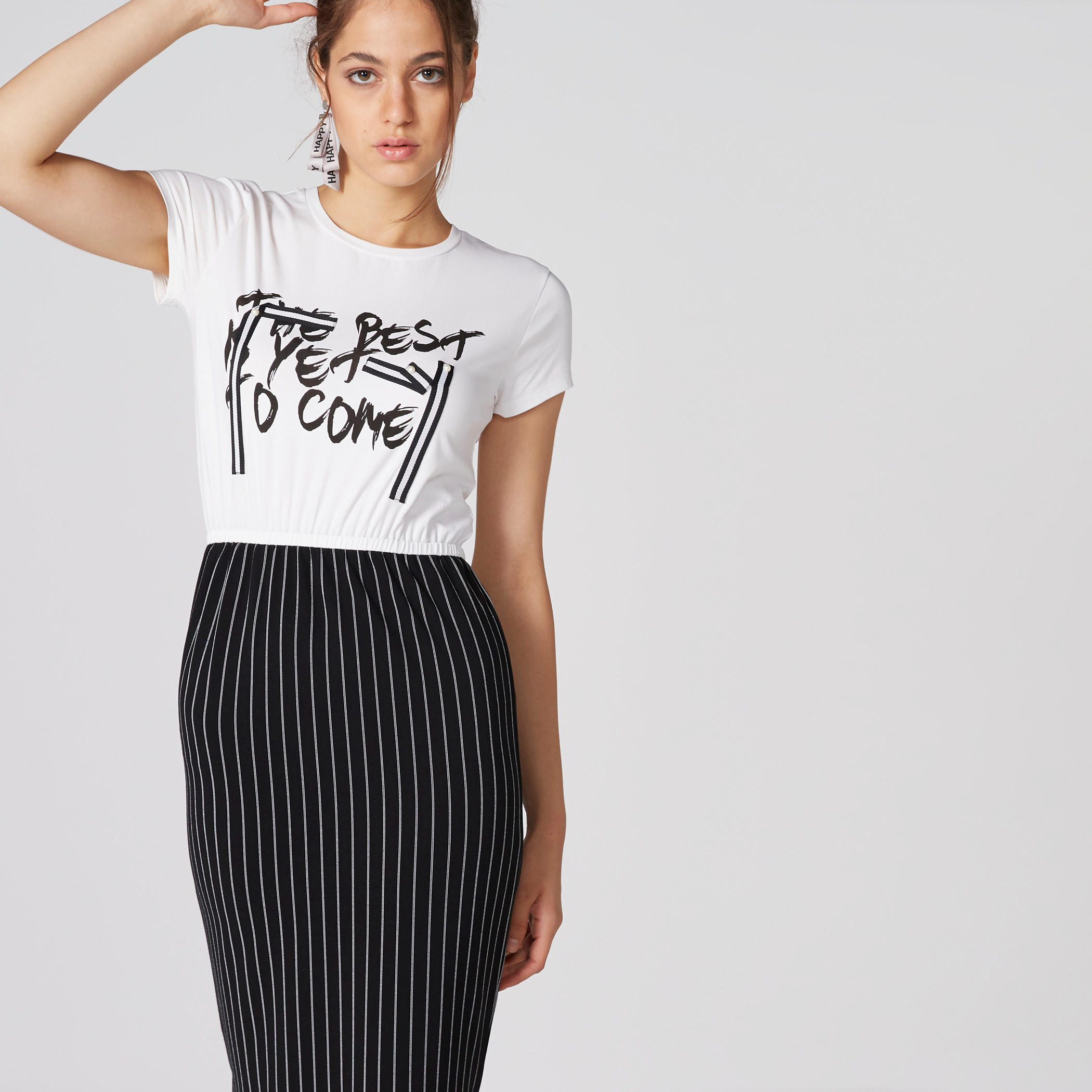 فستان مقلّم بأكمام قصيرة وفتحة جانبية وطبعات-women-clothing-dresses-image-4