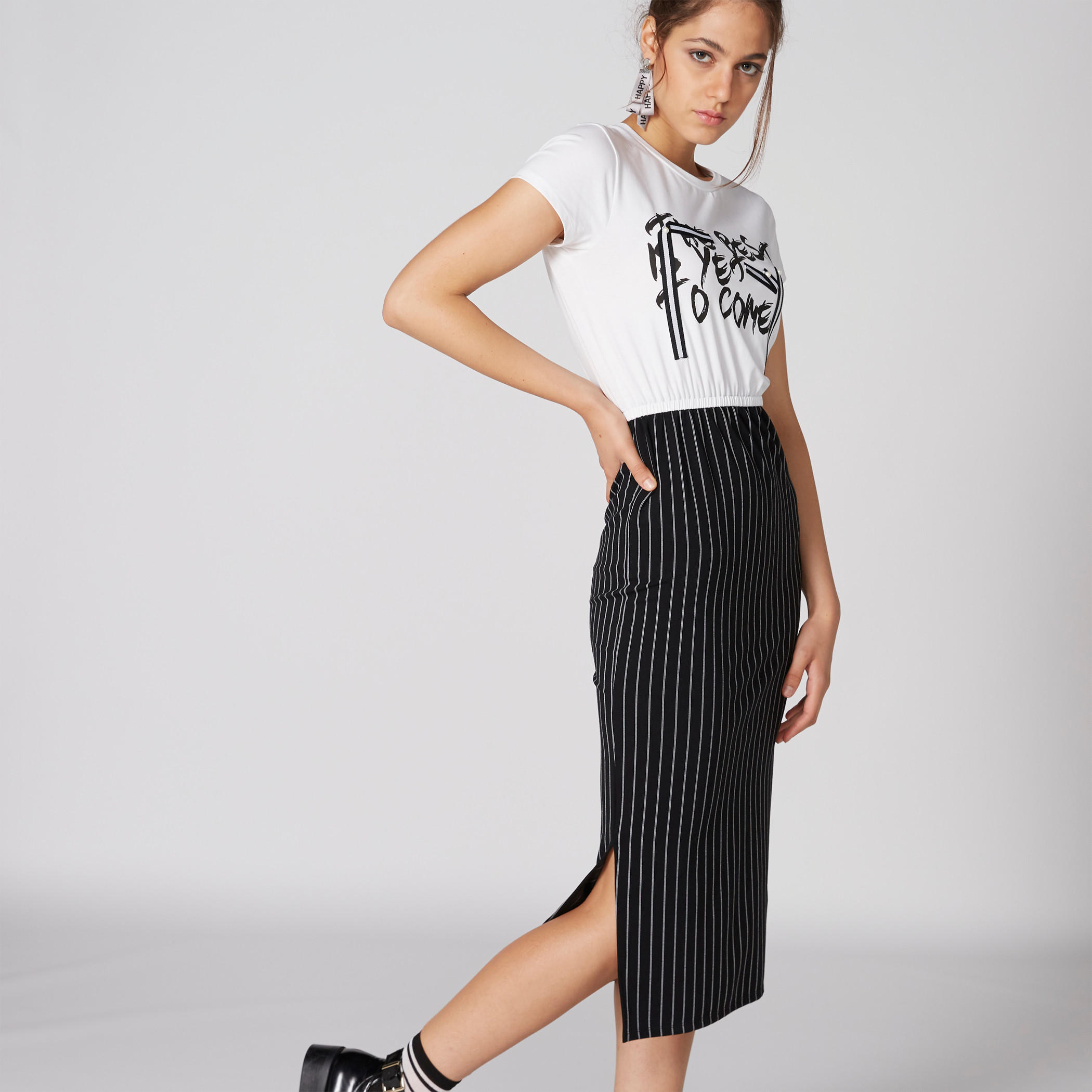 فستان مقلّم بأكمام قصيرة وفتحة جانبية وطبعات-women-clothing-dresses-image-5