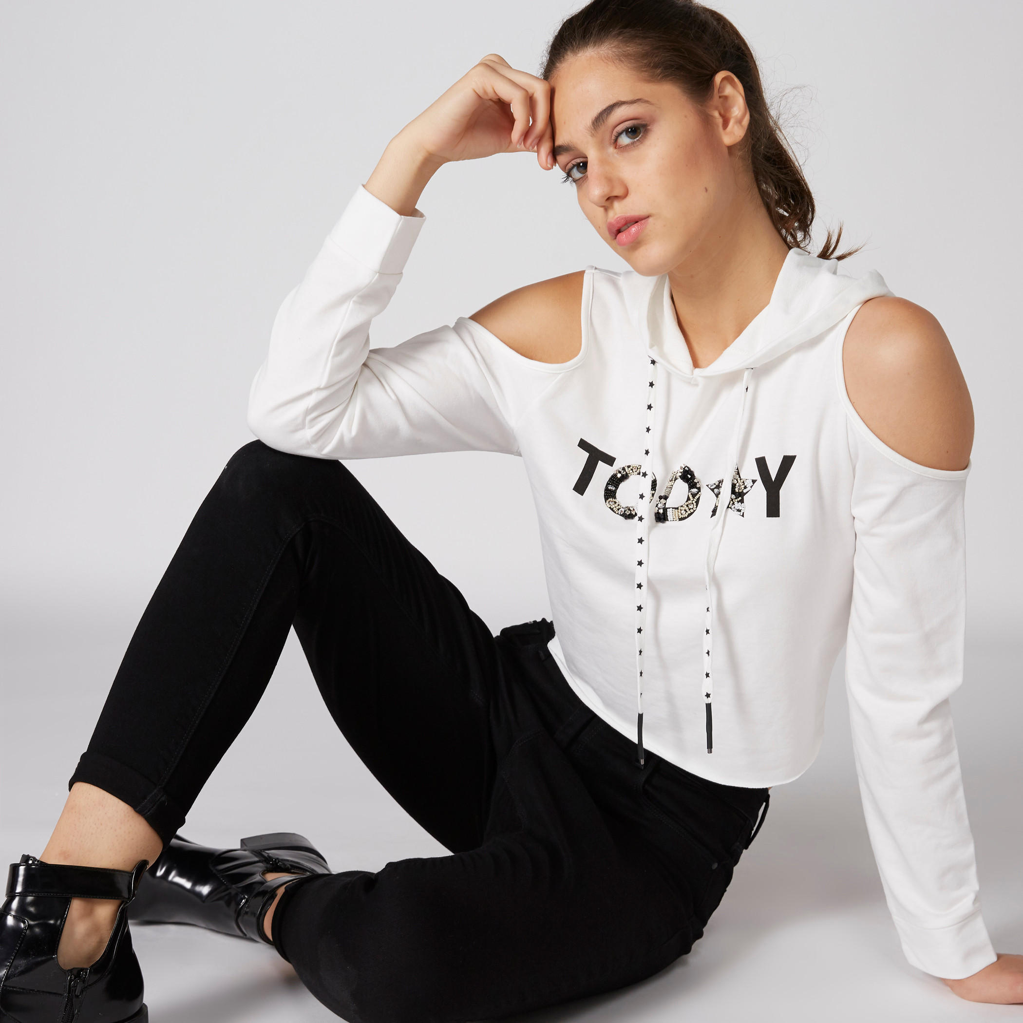تيشيرت مكشوف الأكتاف بأكمام طويلة وطبعات وقبعة-women-clothing-tshirts-image-1