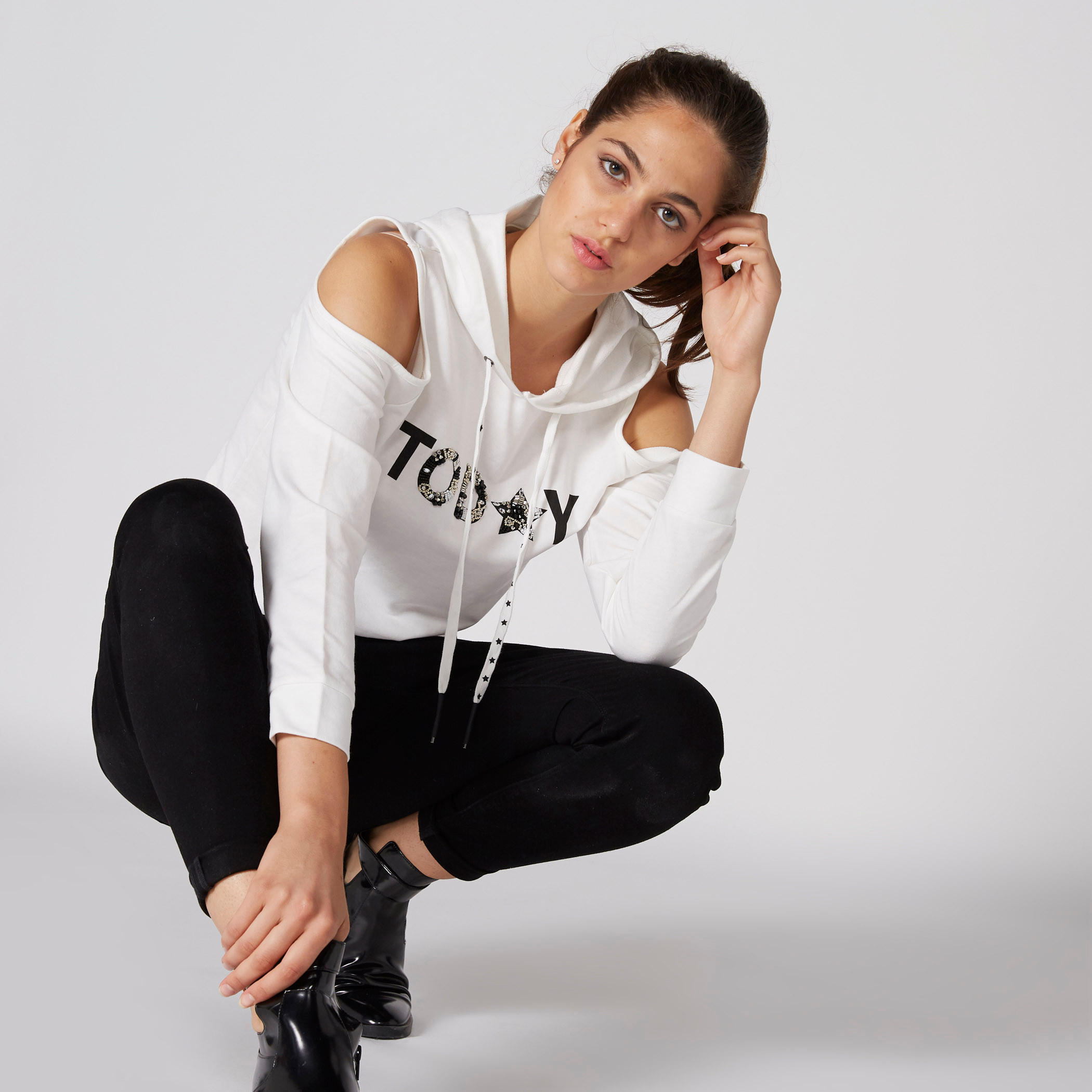تيشيرت مكشوف الأكتاف بأكمام طويلة وطبعات وقبعة-women-clothing-tshirts-image-3