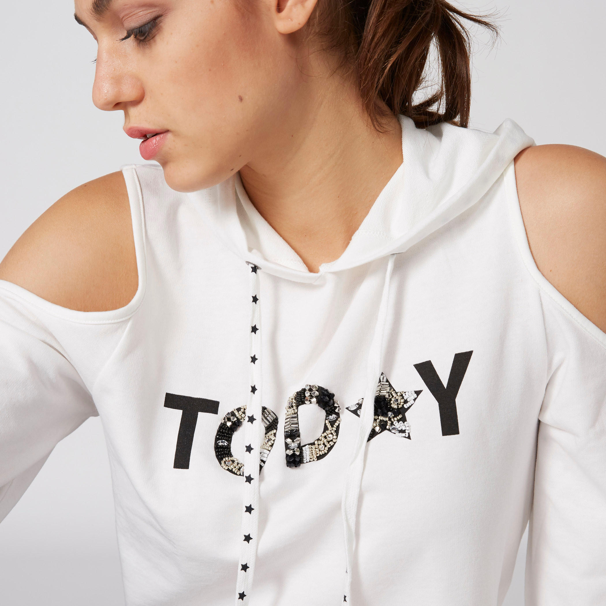 تيشيرت مكشوف الأكتاف بأكمام طويلة وطبعات وقبعة-women-clothing-tshirts-image-4