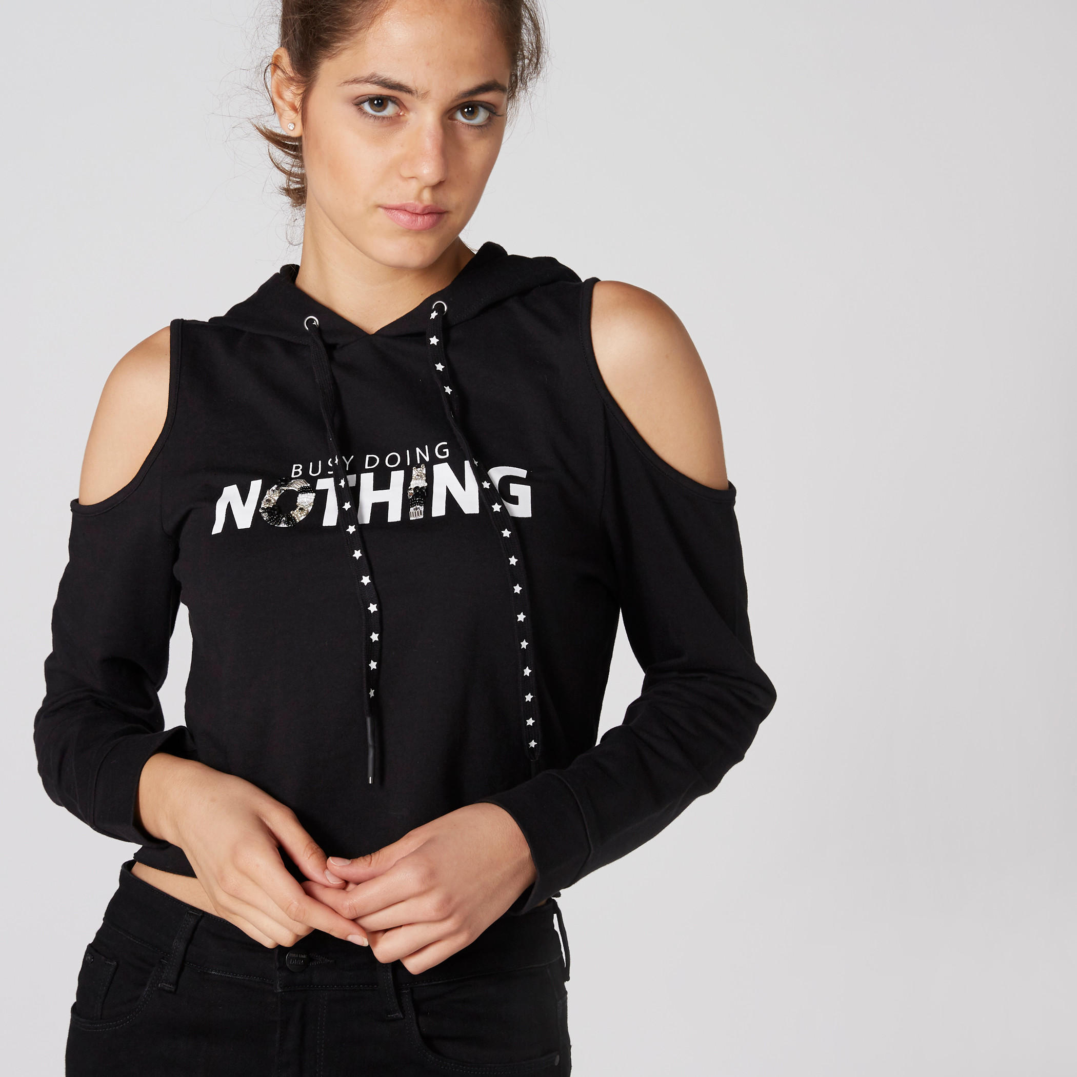 تيشيرت مكشوف الأكتاف بأكمام طويلة وطبعات وقبعة-women-clothing-tshirts-image-1