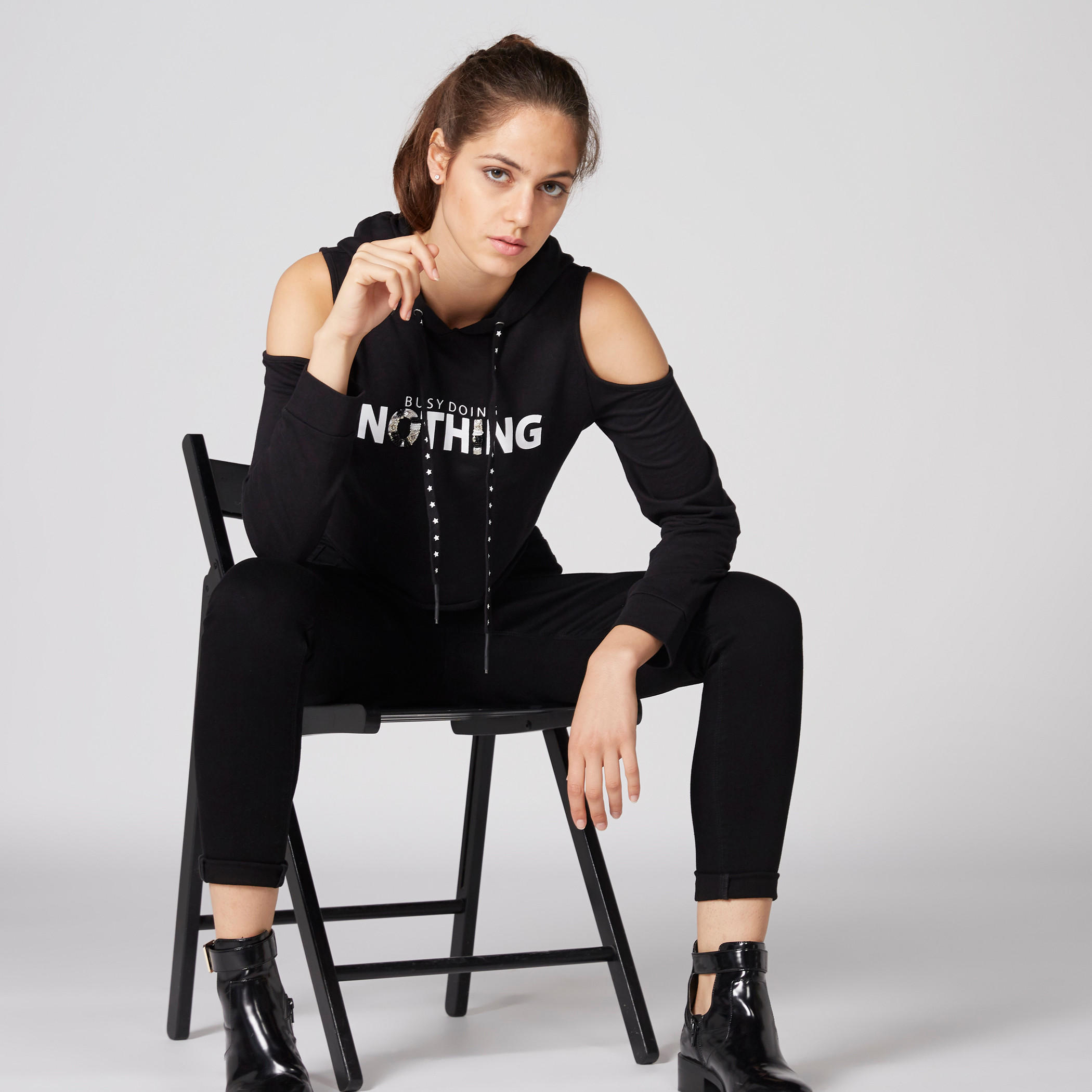 تيشيرت مكشوف الأكتاف بأكمام طويلة وطبعات وقبعة-women-clothing-tshirts-image-3