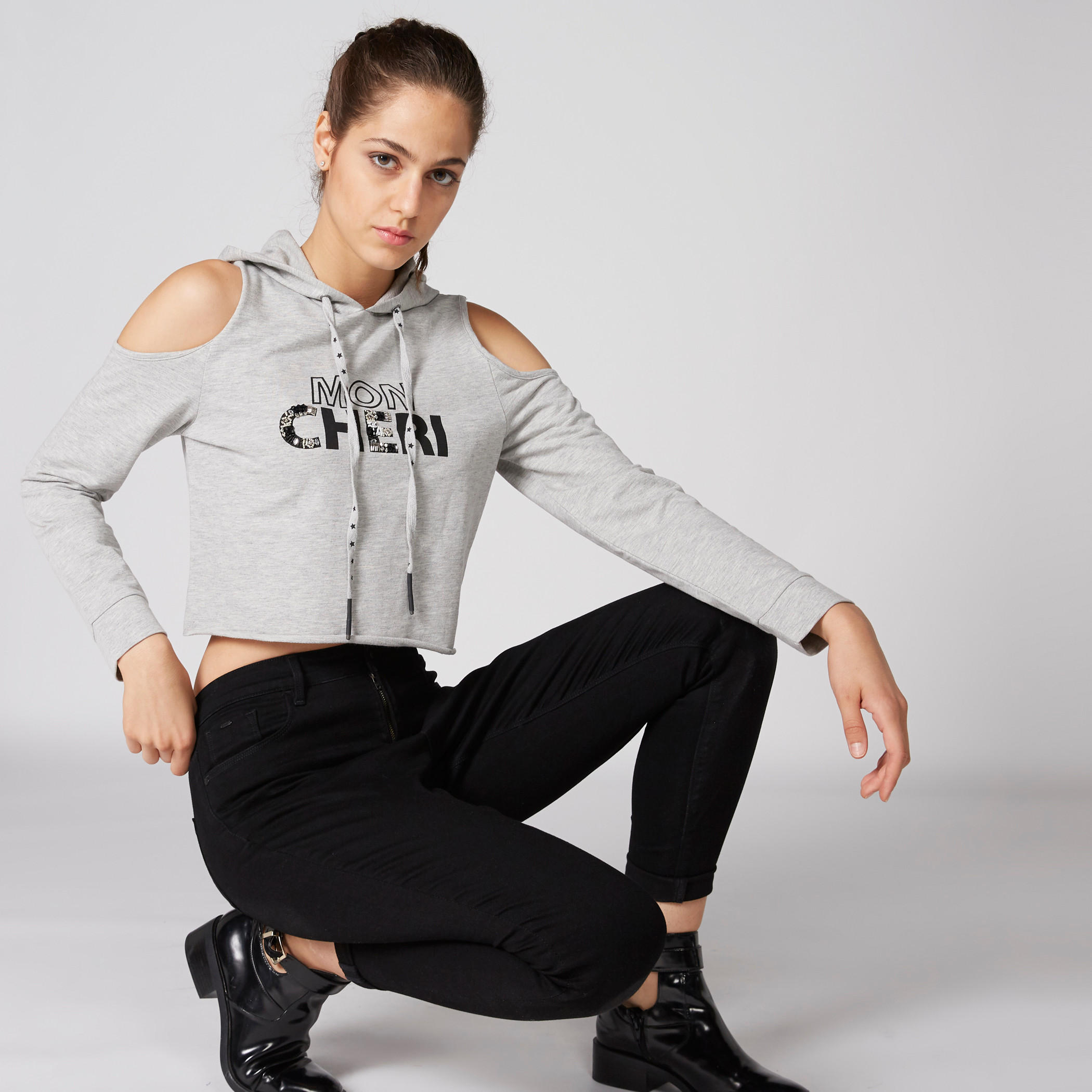 تيشيرت مكشوف الأكتاف بأكمام طويلة وطبعات وقبعة-women-clothing-tshirts-image-1