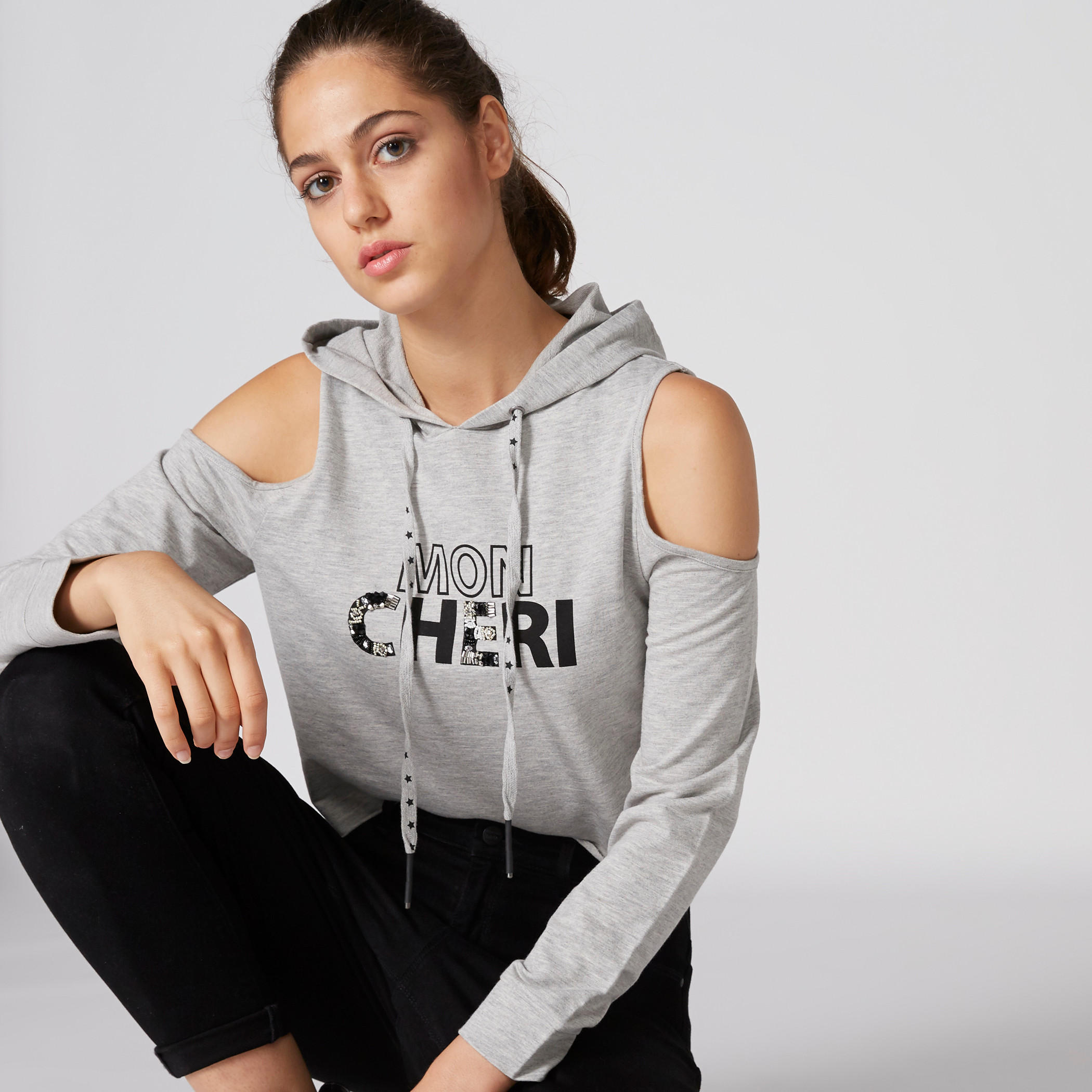 تيشيرت مكشوف الأكتاف بأكمام طويلة وطبعات وقبعة-women-clothing-tshirts-image-3