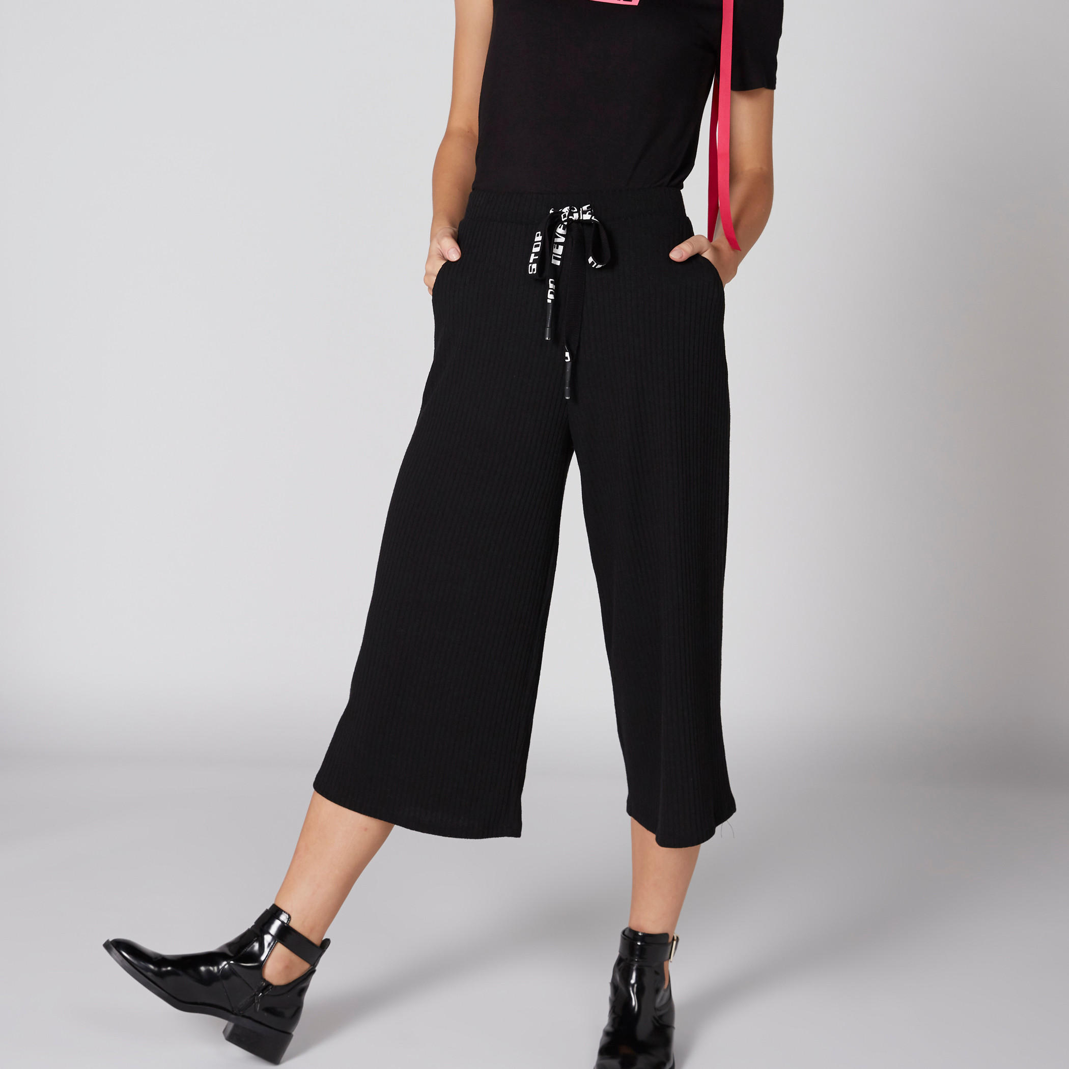 بنطال واسع الساقين مضلّع بخصر مطّاطي ورباط-women-clothing-bottoms-trousers-image-1