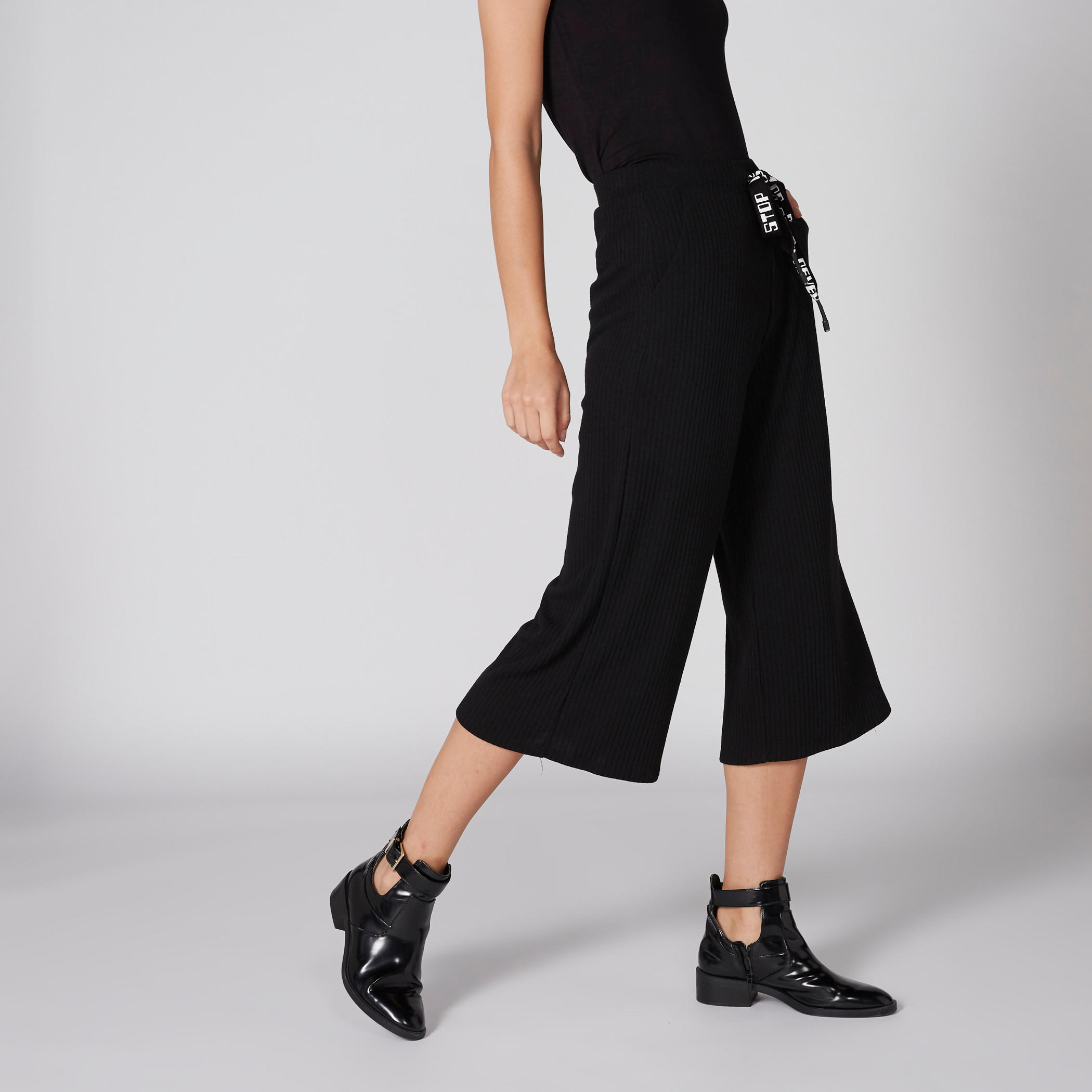 بنطال واسع الساقين مضلّع بخصر مطّاطي ورباط-women-clothing-bottoms-trousers-image-4
