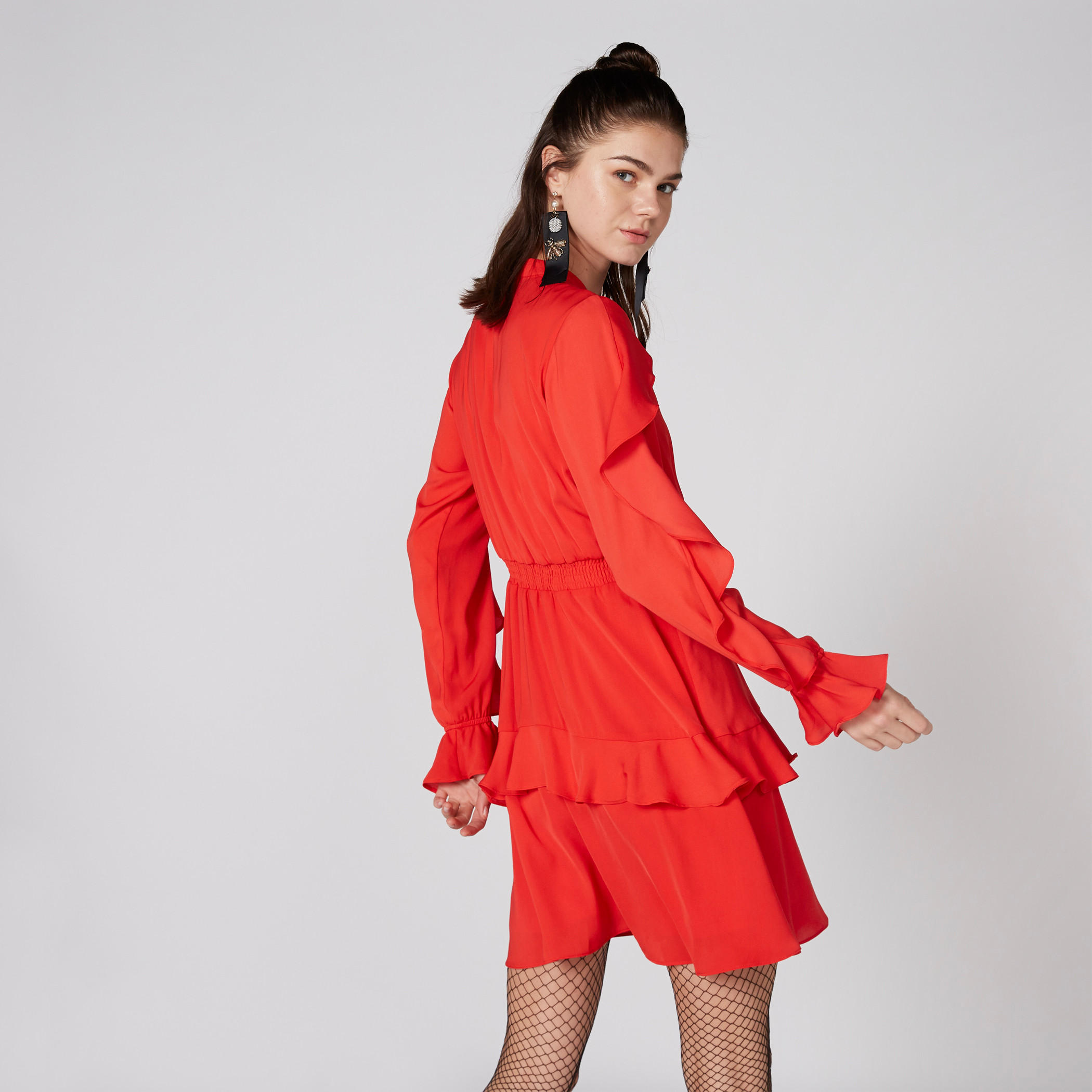 فستان قصير بأكمام طويلة وأربطة وتفاصيل كشكش-women-clothing-dresses-image-2