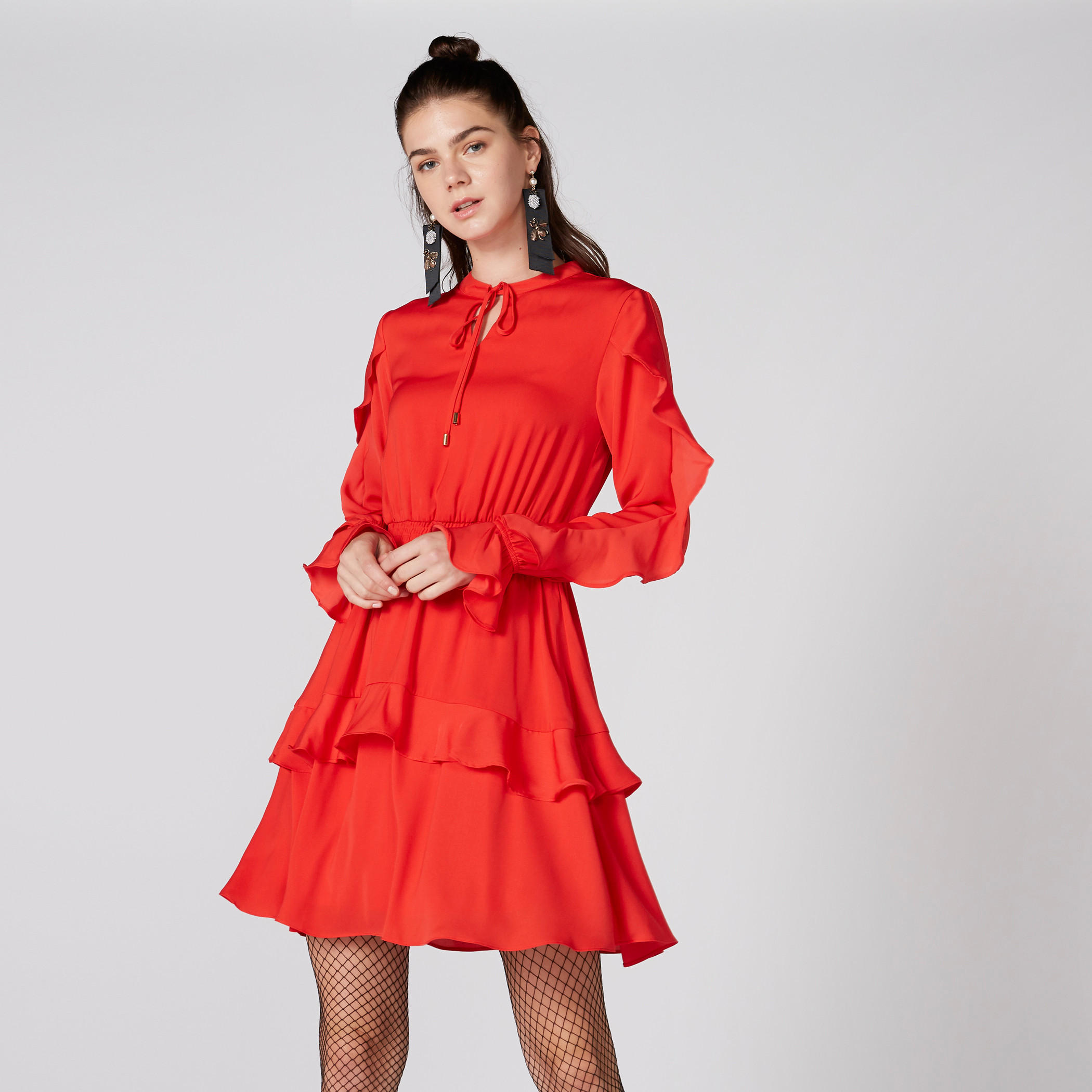 فستان قصير بأكمام طويلة وأربطة وتفاصيل كشكش-women-clothing-dresses-image-6