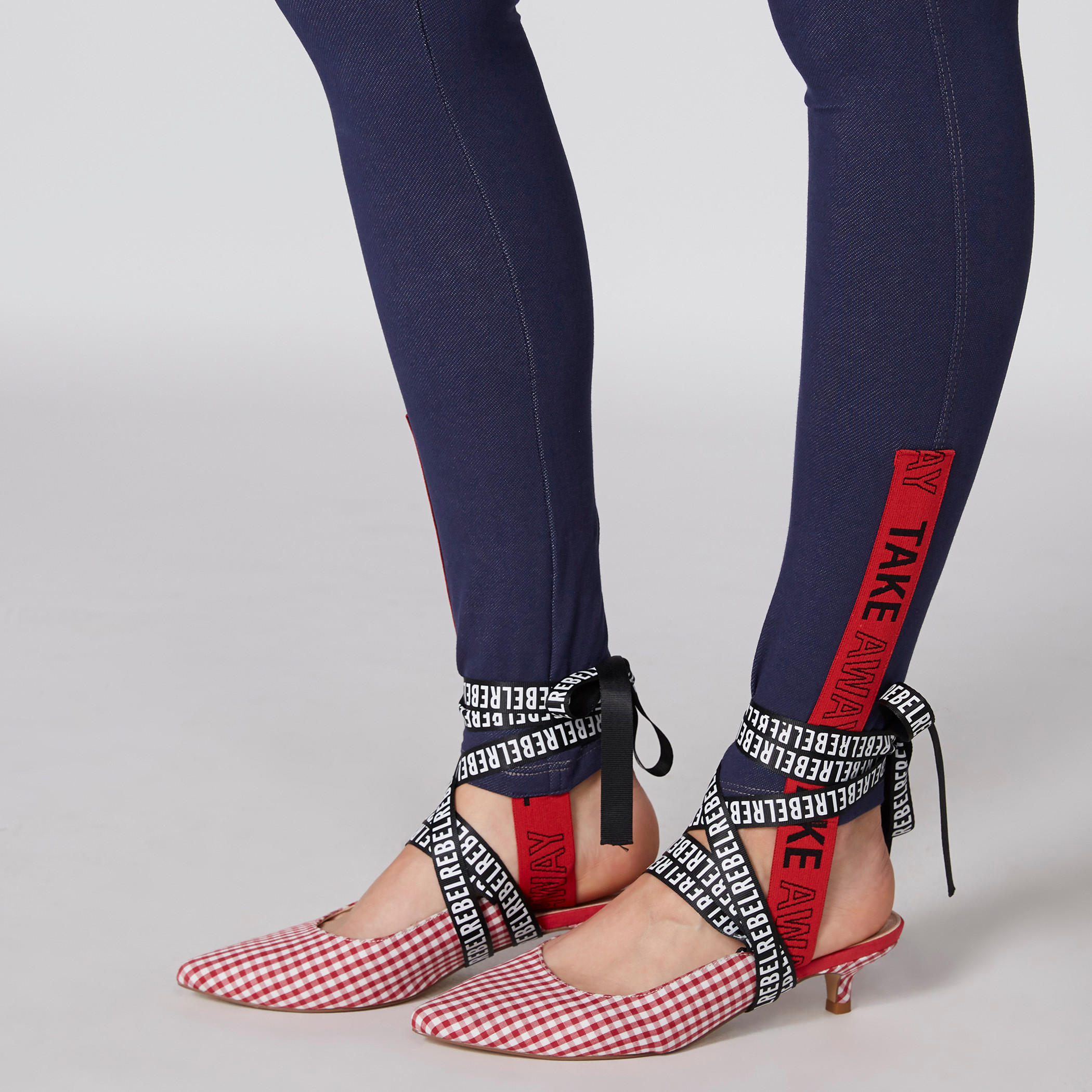 بنطال طويل بقصّة ضيقة وخصر مطاطي مزيّن بطبعات-women-clothing-bottoms-leggings-image-3