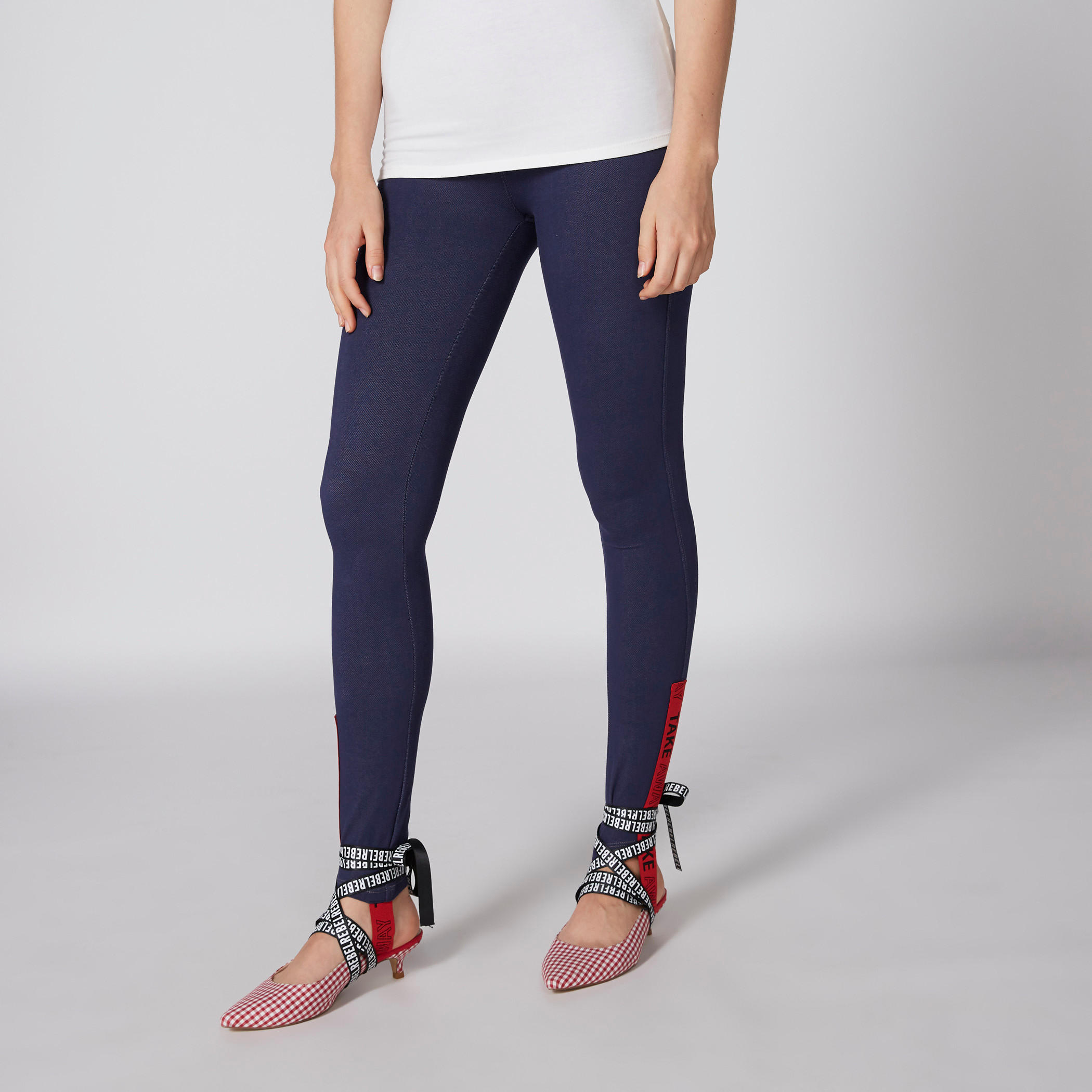 بنطال طويل بقصّة ضيقة وخصر مطاطي مزيّن بطبعات-women-clothing-bottoms-leggings-image-4
