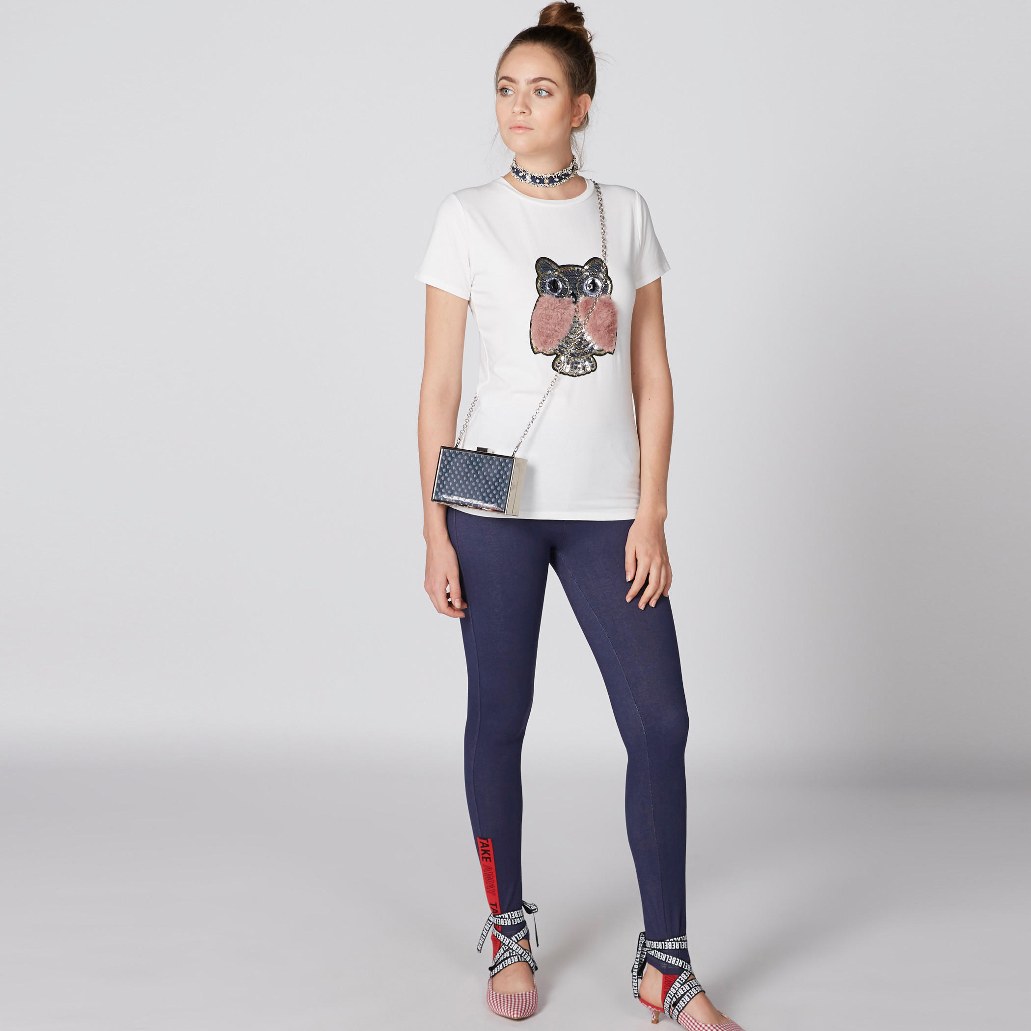 بنطال طويل بقصّة ضيقة وخصر مطاطي مزيّن بطبعات-women-clothing-bottoms-leggings-image-1