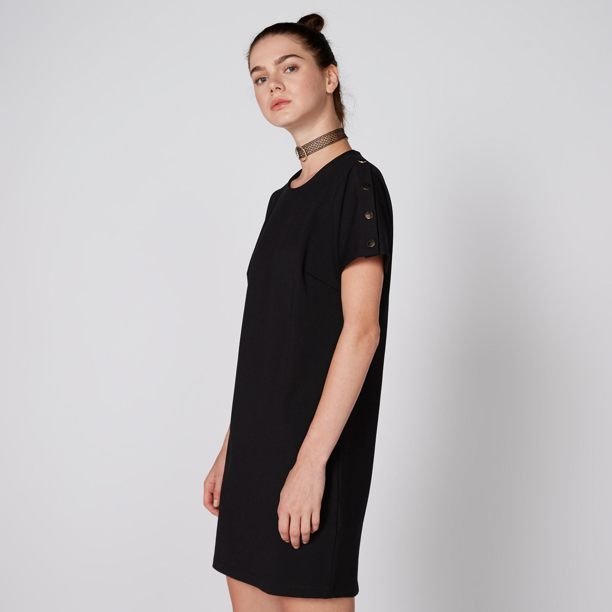 فستان قصير مرصع بياقة مستديرة وأكمام قصيرة-women-clothing-dresses-image-3