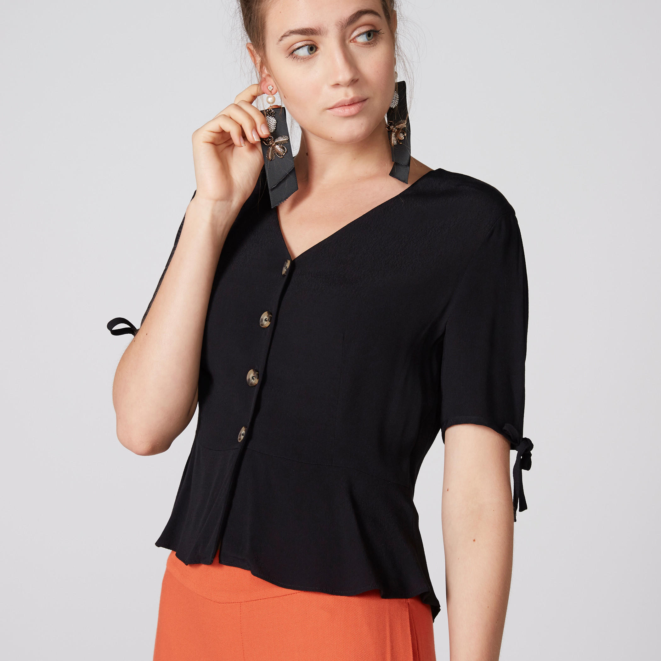 بلوزة بياقة V وأزرار إغلاق أمامية ورباط-women-clothing-shirtsandblouses-blouses-image-3