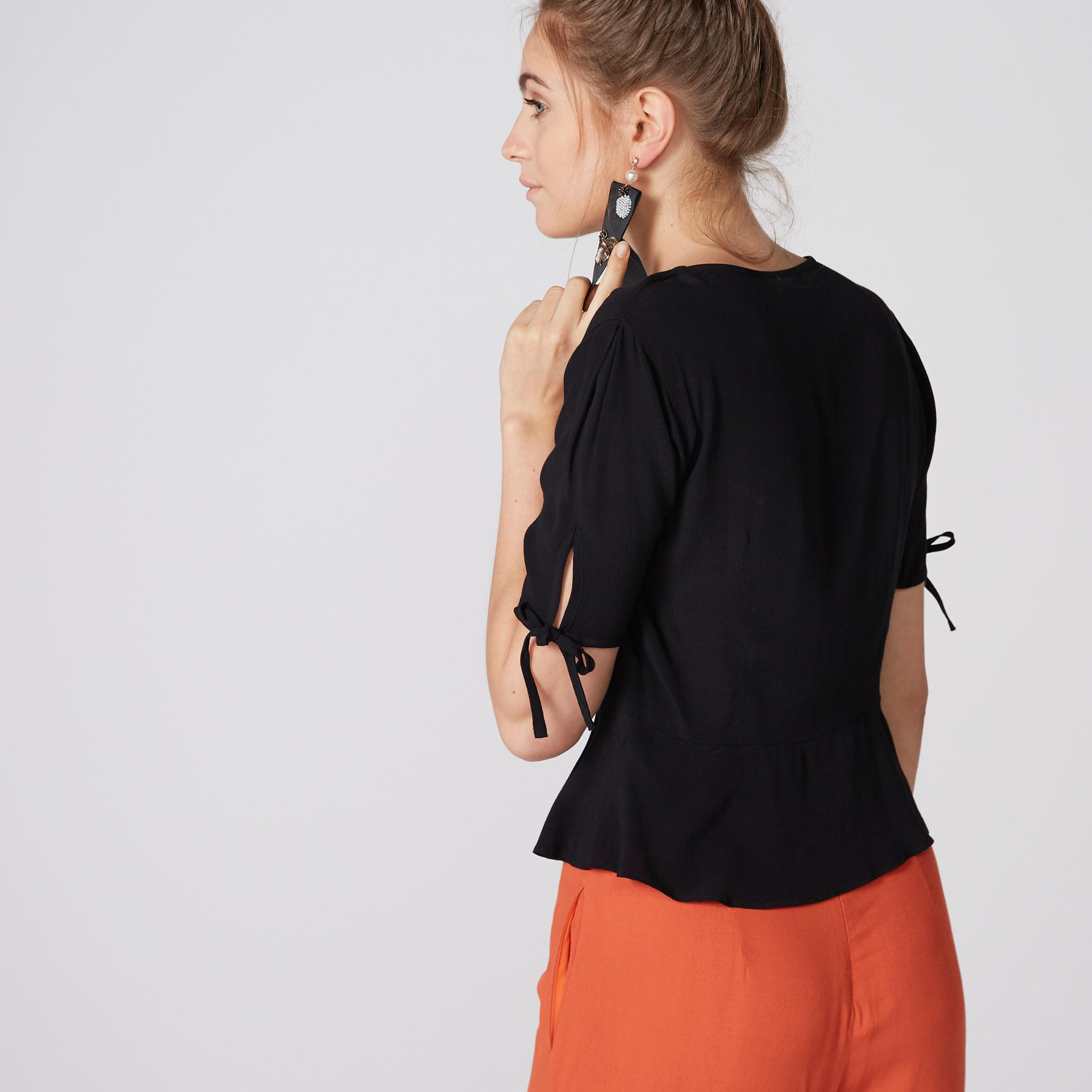 بلوزة بياقة V وأزرار إغلاق أمامية ورباط-women-clothing-shirtsandblouses-blouses-image-2