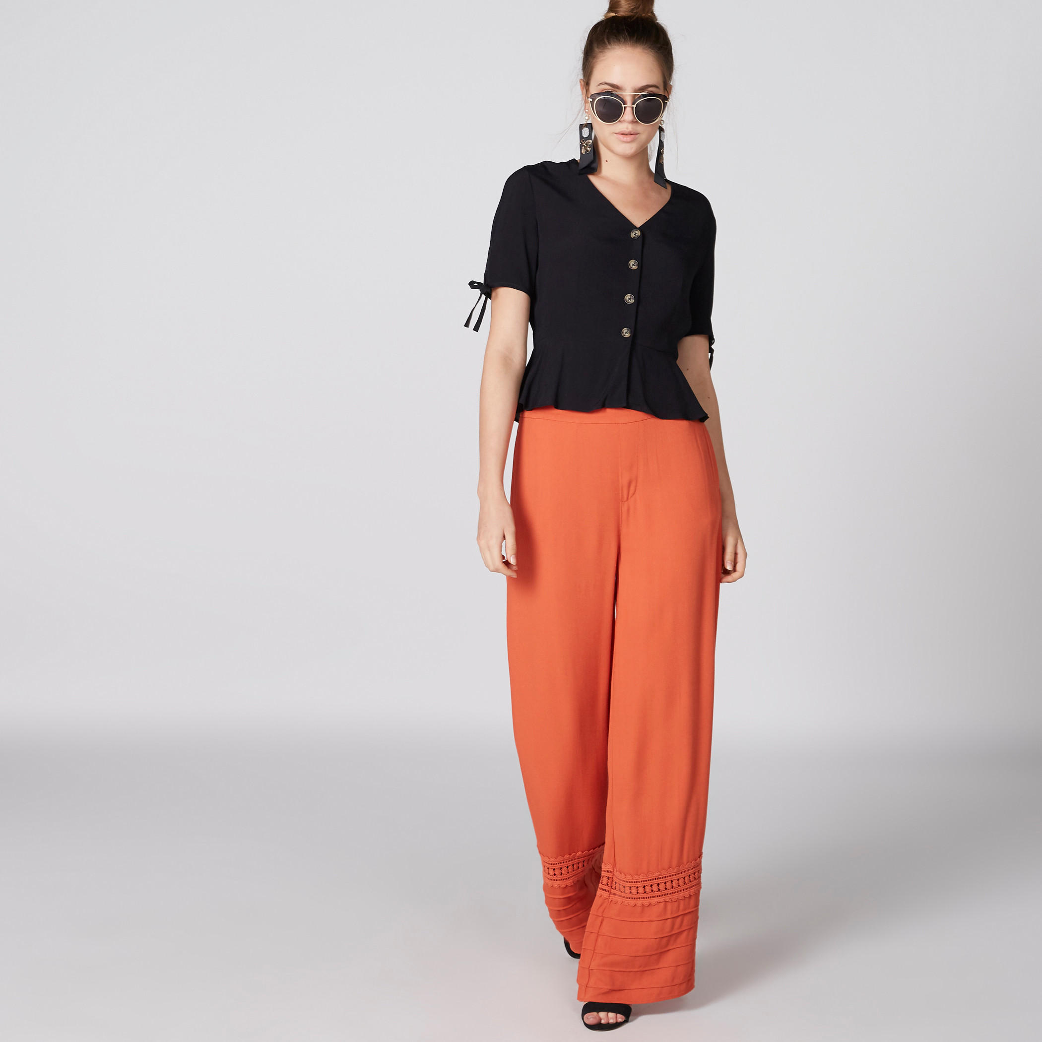 بلوزة بياقة V وأزرار إغلاق أمامية ورباط-women-clothing-shirtsandblouses-blouses-image-1