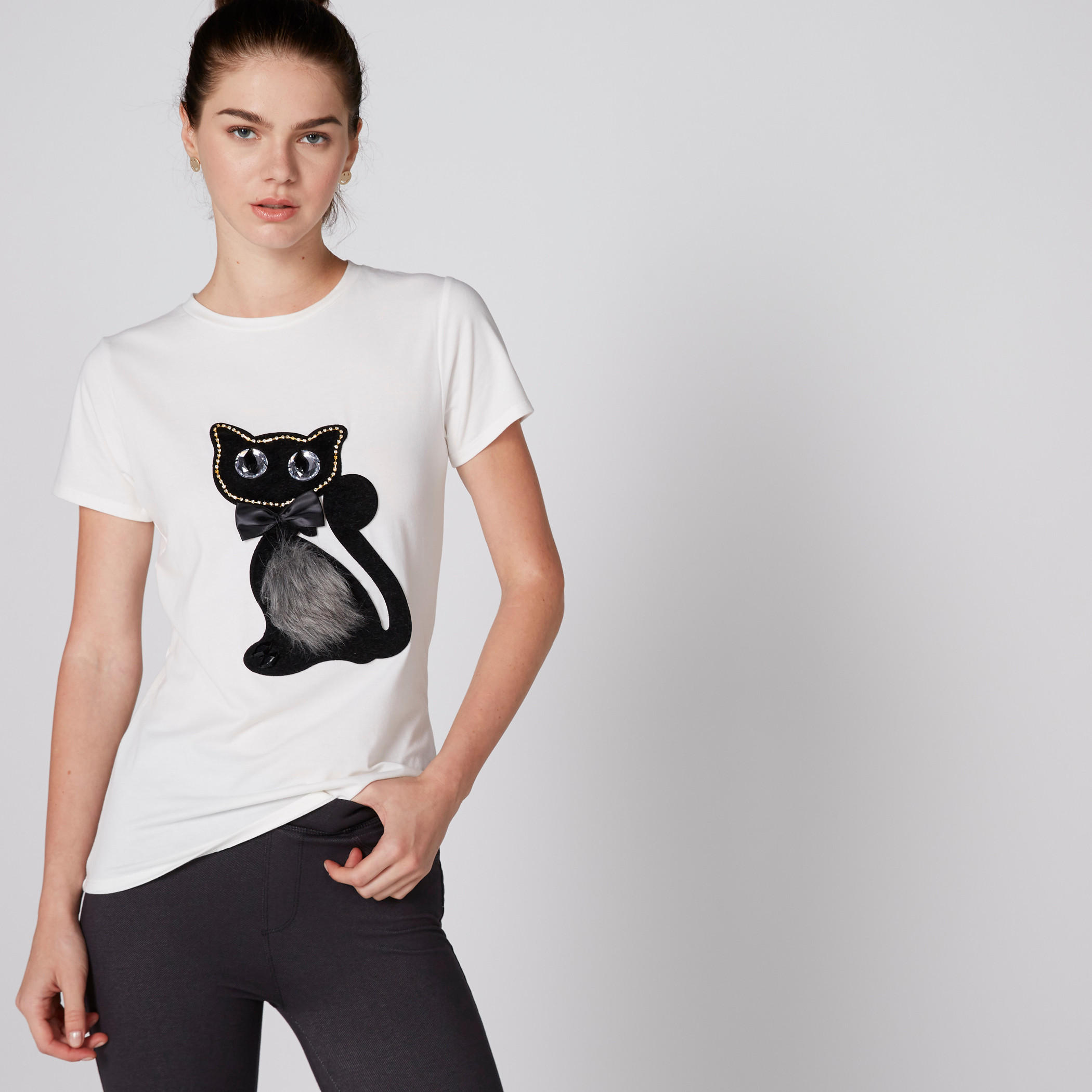 تيشيرت مزين بياقة مستديرة وأكمام قصيرة-women-clothing-tshirts-image-1