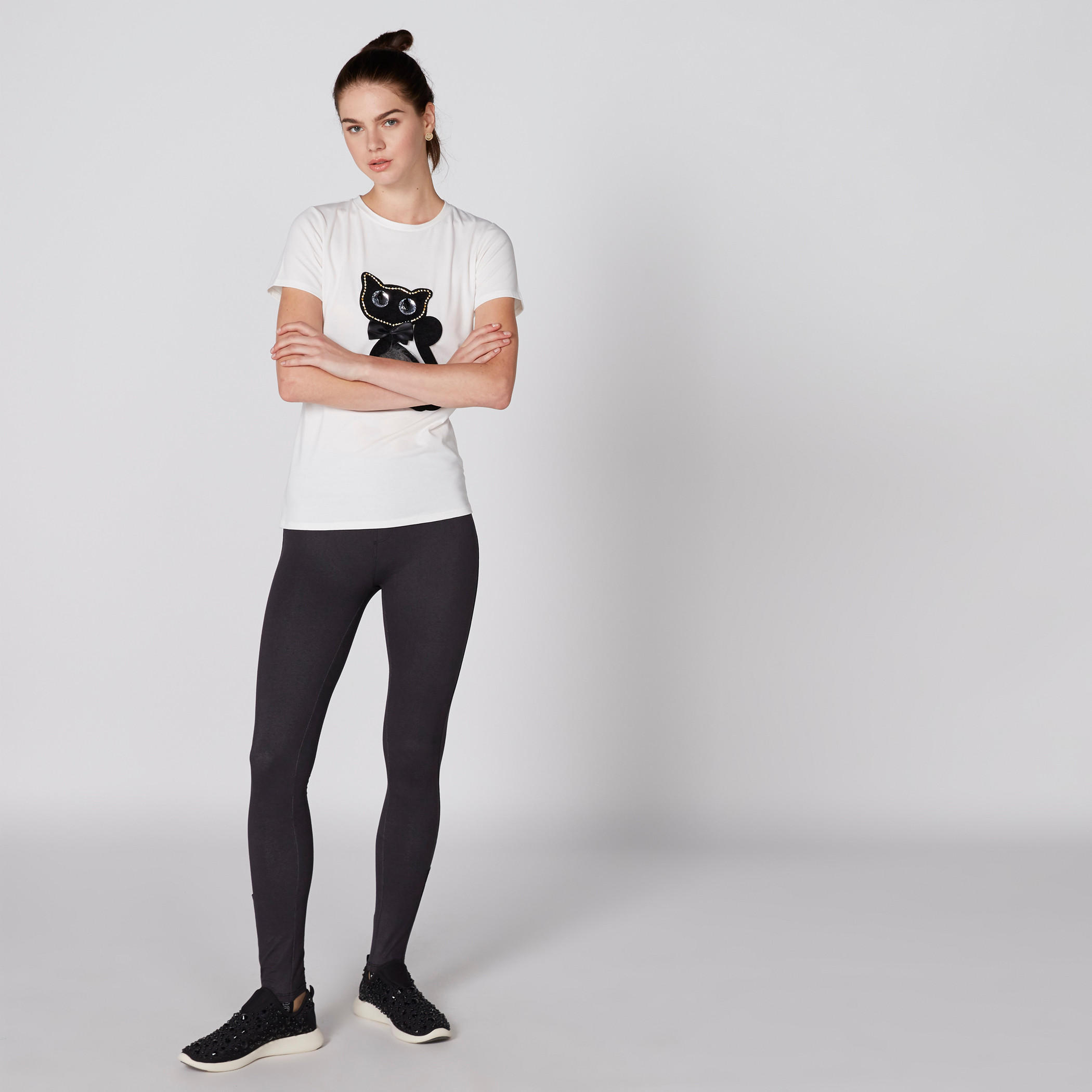 تيشيرت مزين بياقة مستديرة وأكمام قصيرة-women-clothing-tshirts-image-4