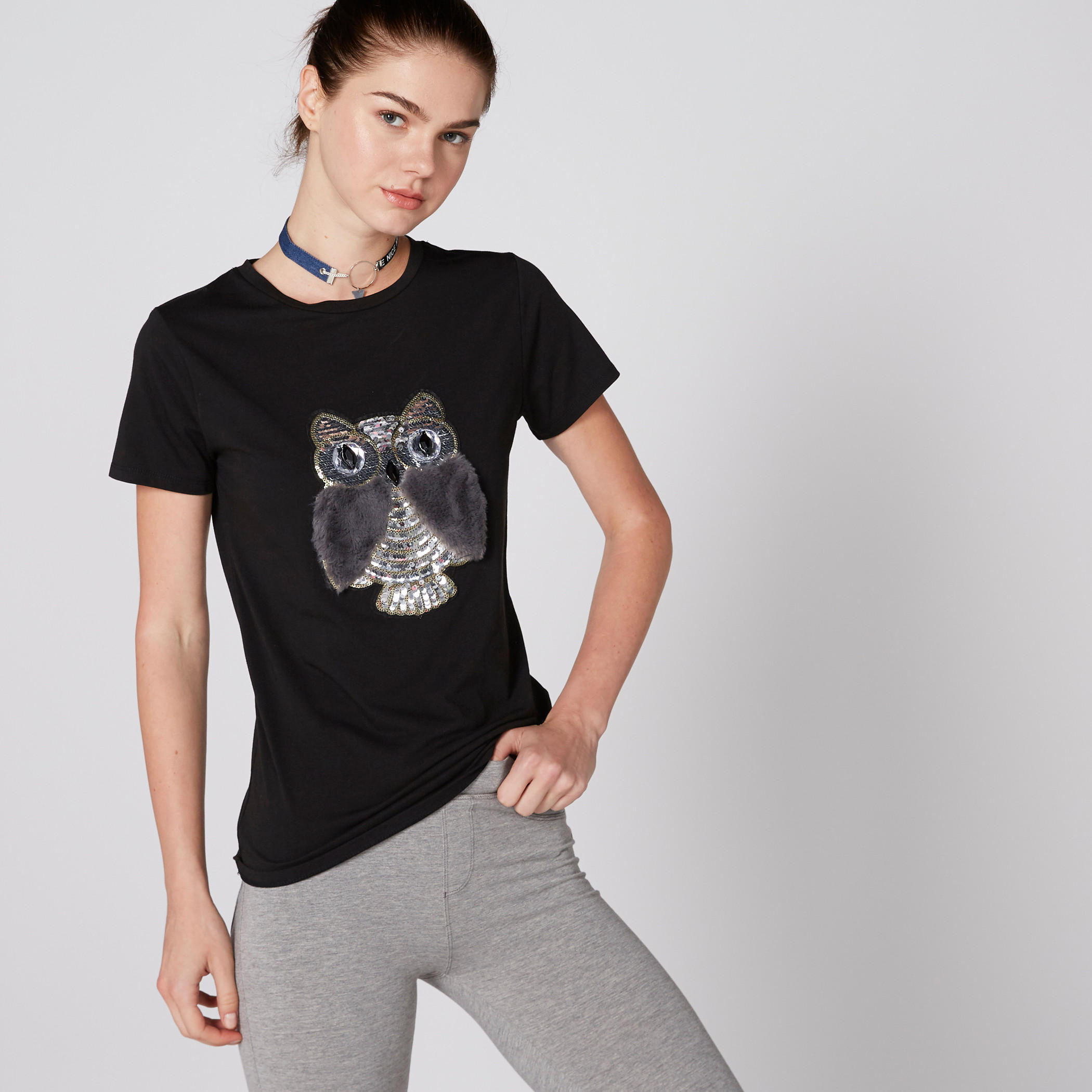 تيشيرت بياقة مستديرة وأكمام قصيرة وتفاصيل مزخرفة-women-clothing-tshirts-image-1