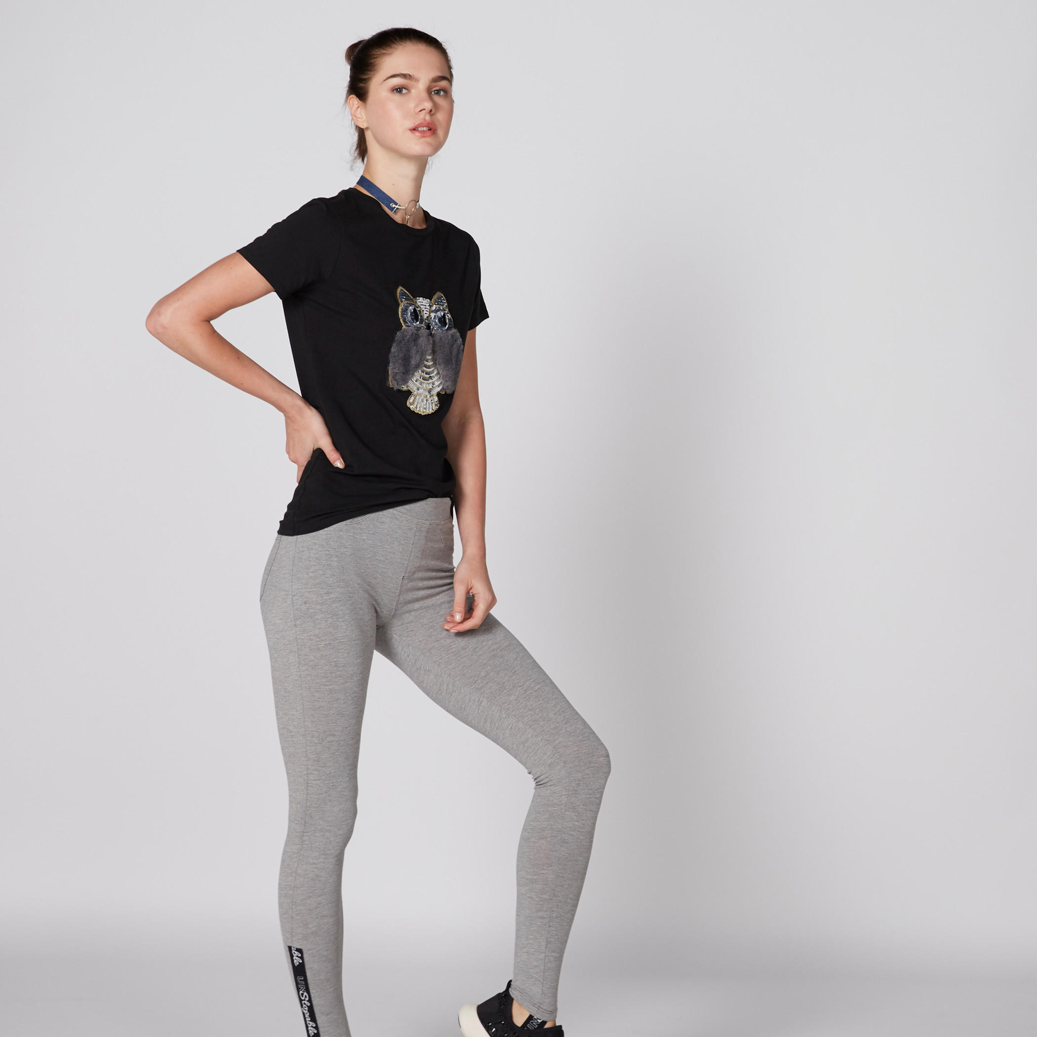 تيشيرت بياقة مستديرة وأكمام قصيرة وتفاصيل مزخرفة-women-clothing-tshirts-image-4