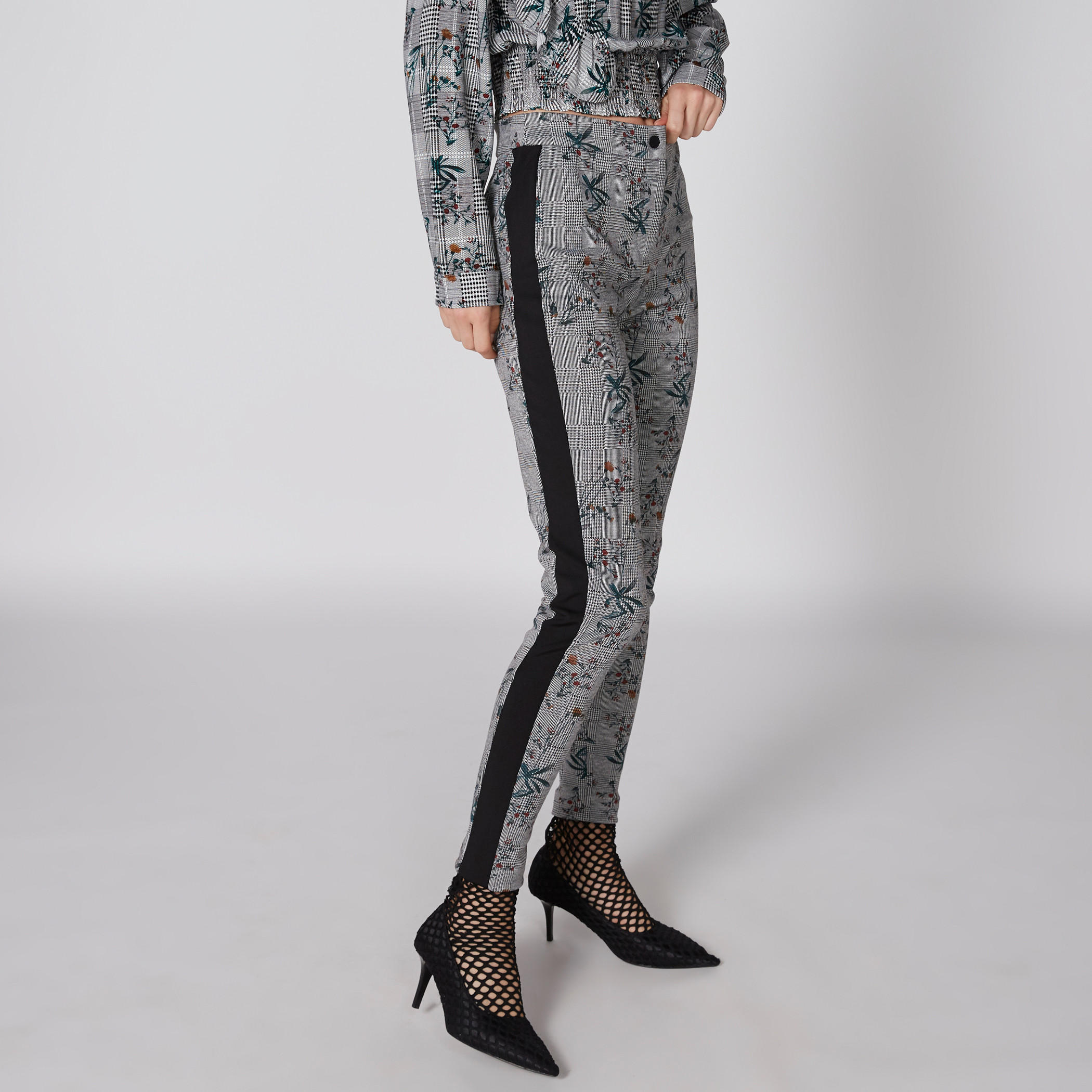 بنطال طويل بزر إغلاق وطبعات-women-clothing-bottoms-trousers-image-3