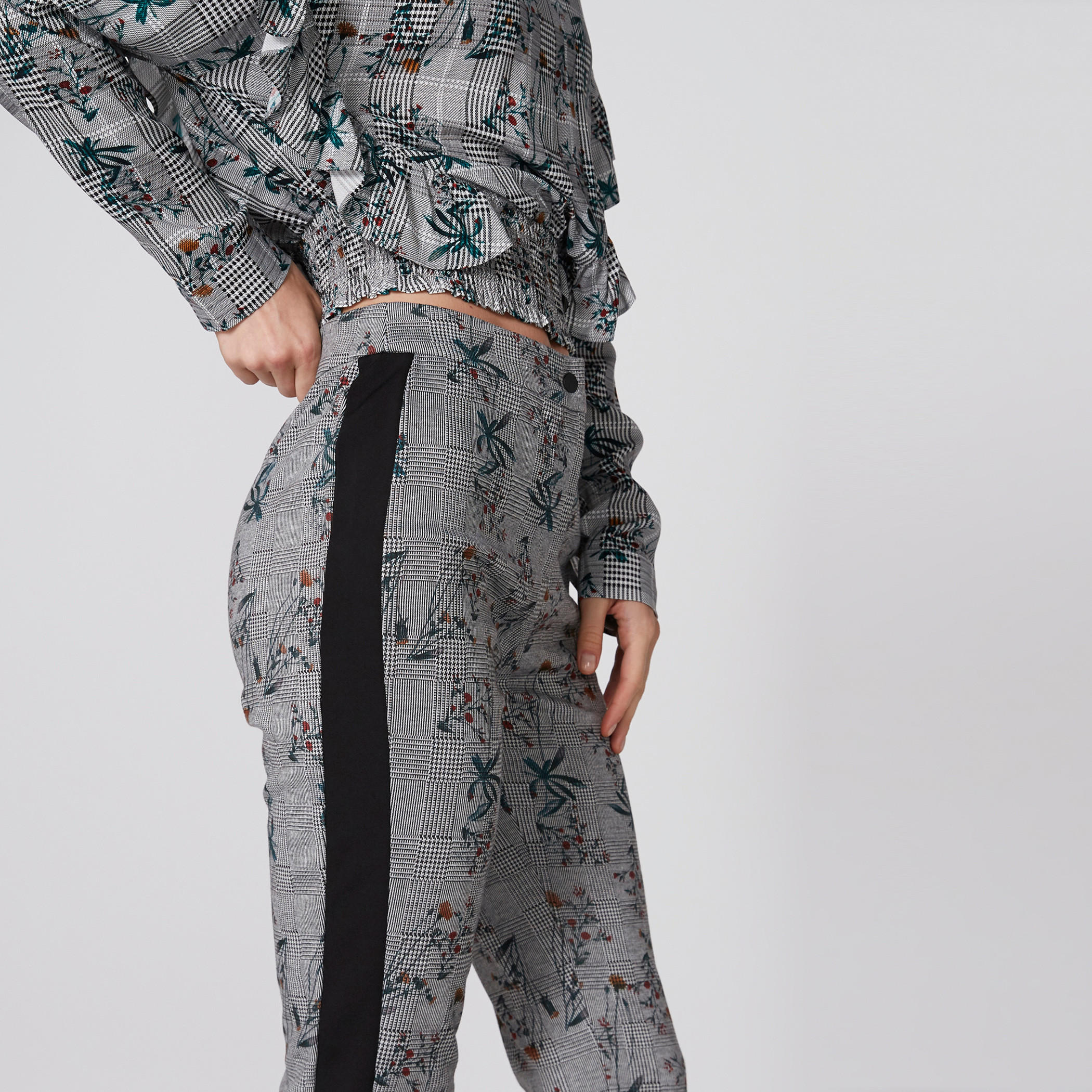بنطال طويل بزر إغلاق وطبعات-women-clothing-bottoms-trousers-image-5