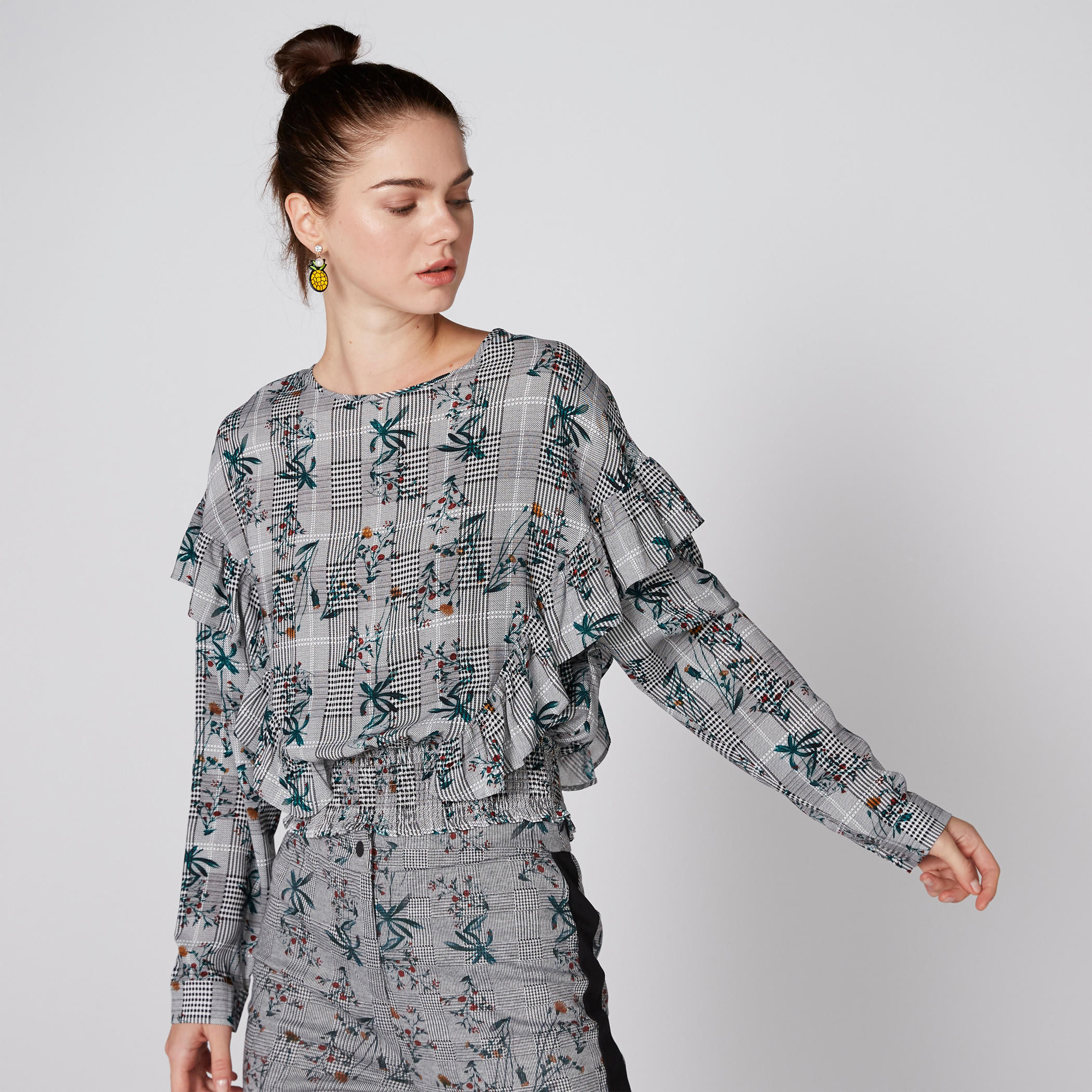 بلوزة كاروهات بأكمام طويلة وتفاصيل كشكش ودرزات-women-clothing-shirtsandblouses-blouses-image-1
