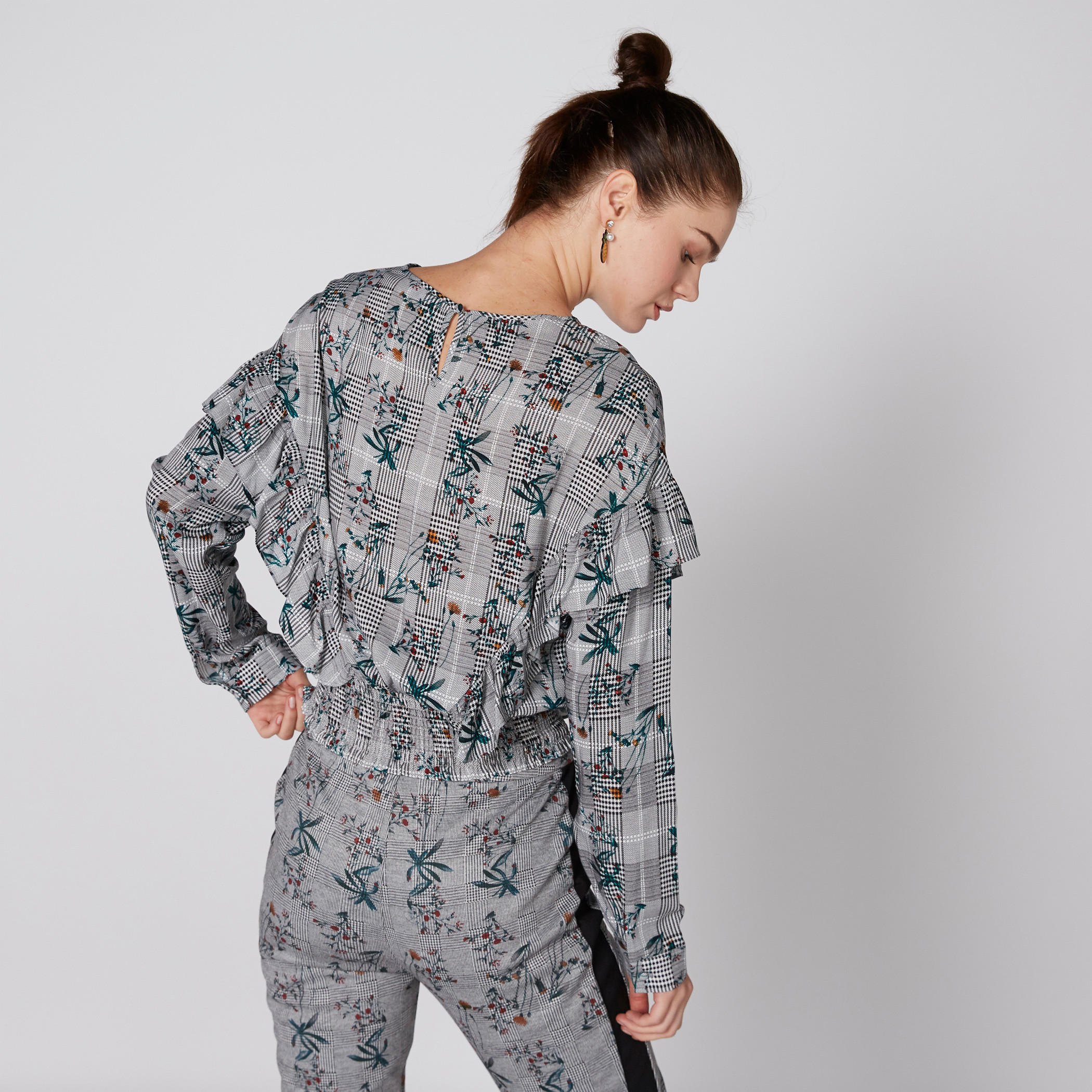 بلوزة كاروهات بأكمام طويلة وتفاصيل كشكش ودرزات-women-clothing-shirtsandblouses-blouses-image-2