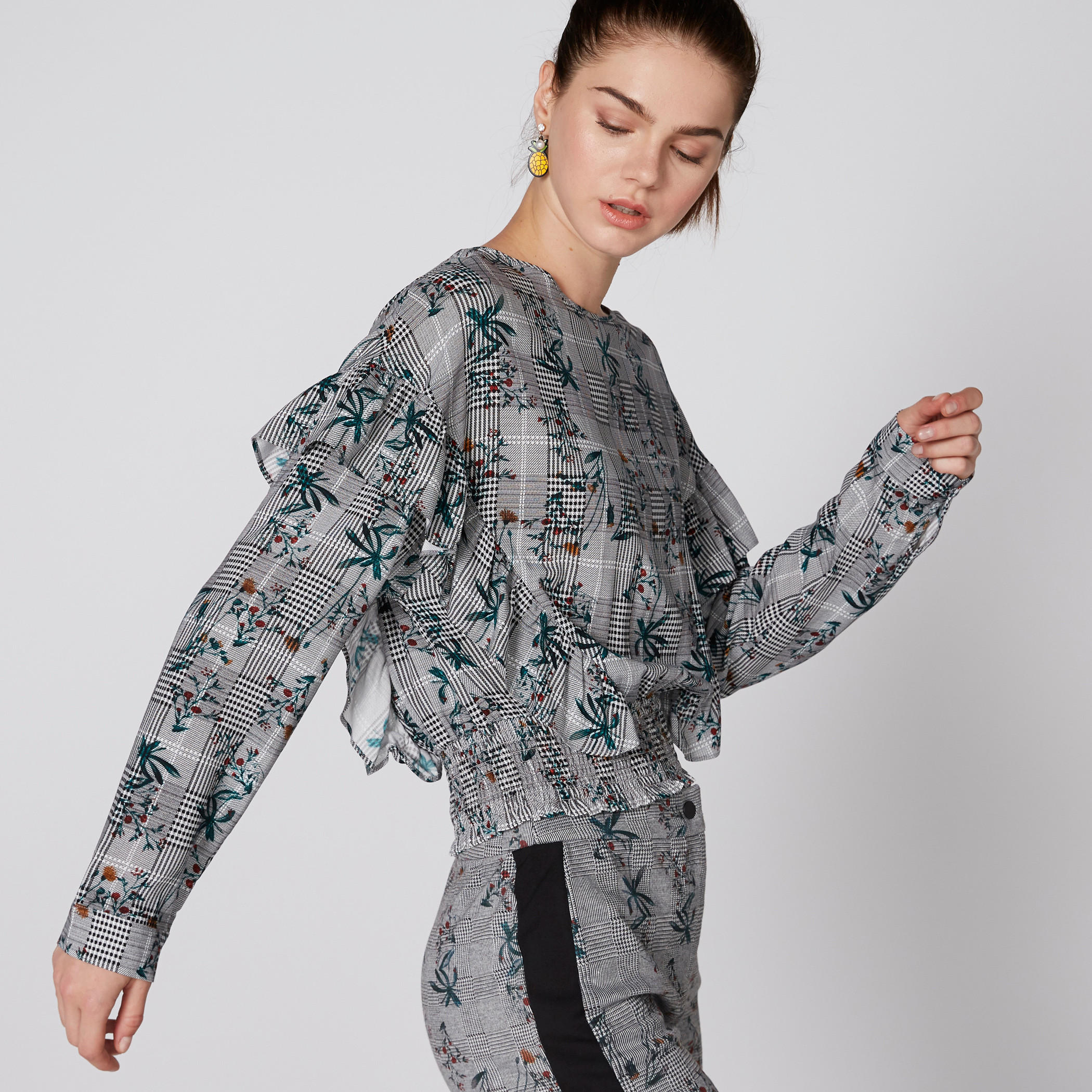 بلوزة كاروهات بأكمام طويلة وتفاصيل كشكش ودرزات-women-clothing-shirtsandblouses-blouses-image-3
