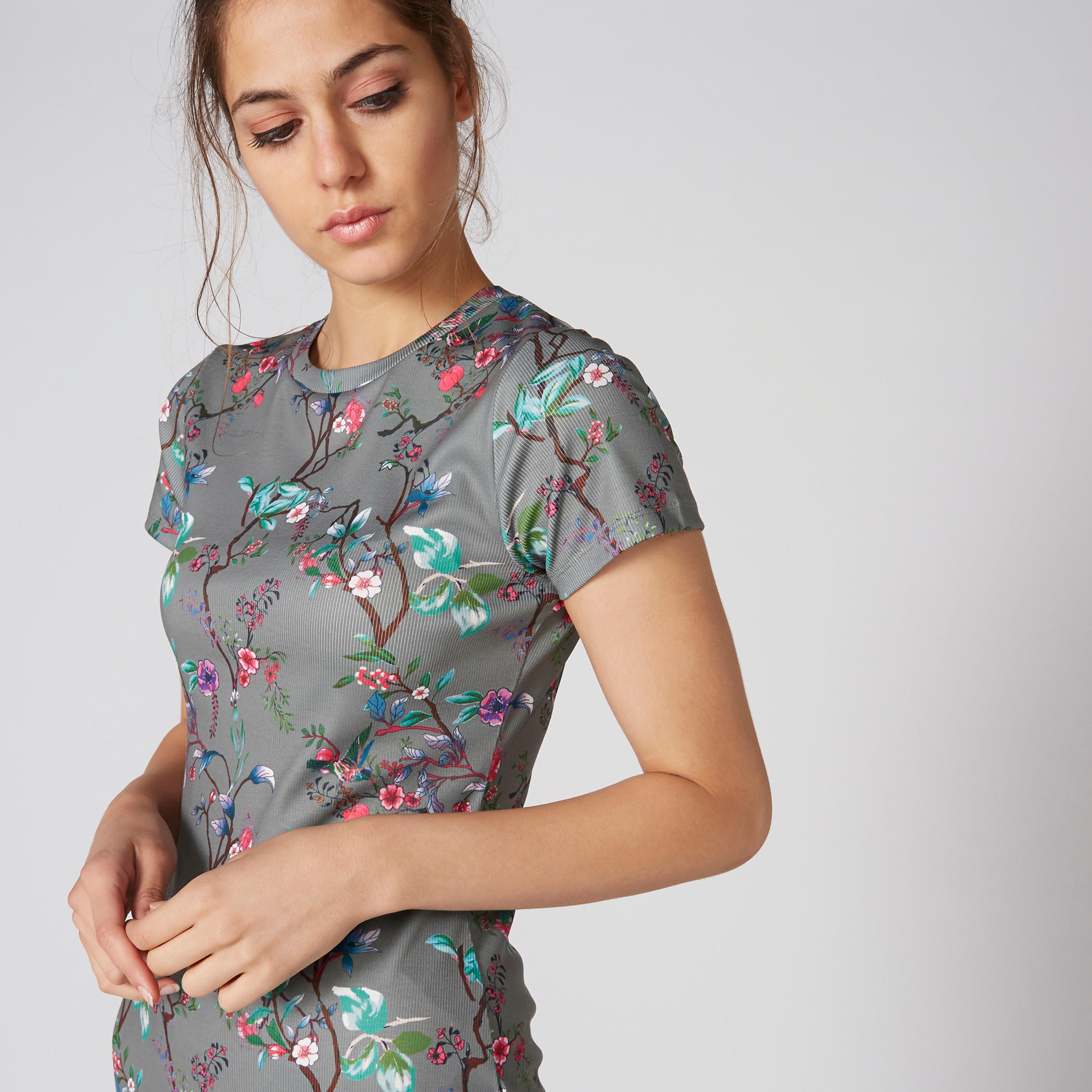 فستان قصير ضيّق بياقة مستديرة وأكمام كاب وطبعات-women-clothing-dresses-image-5