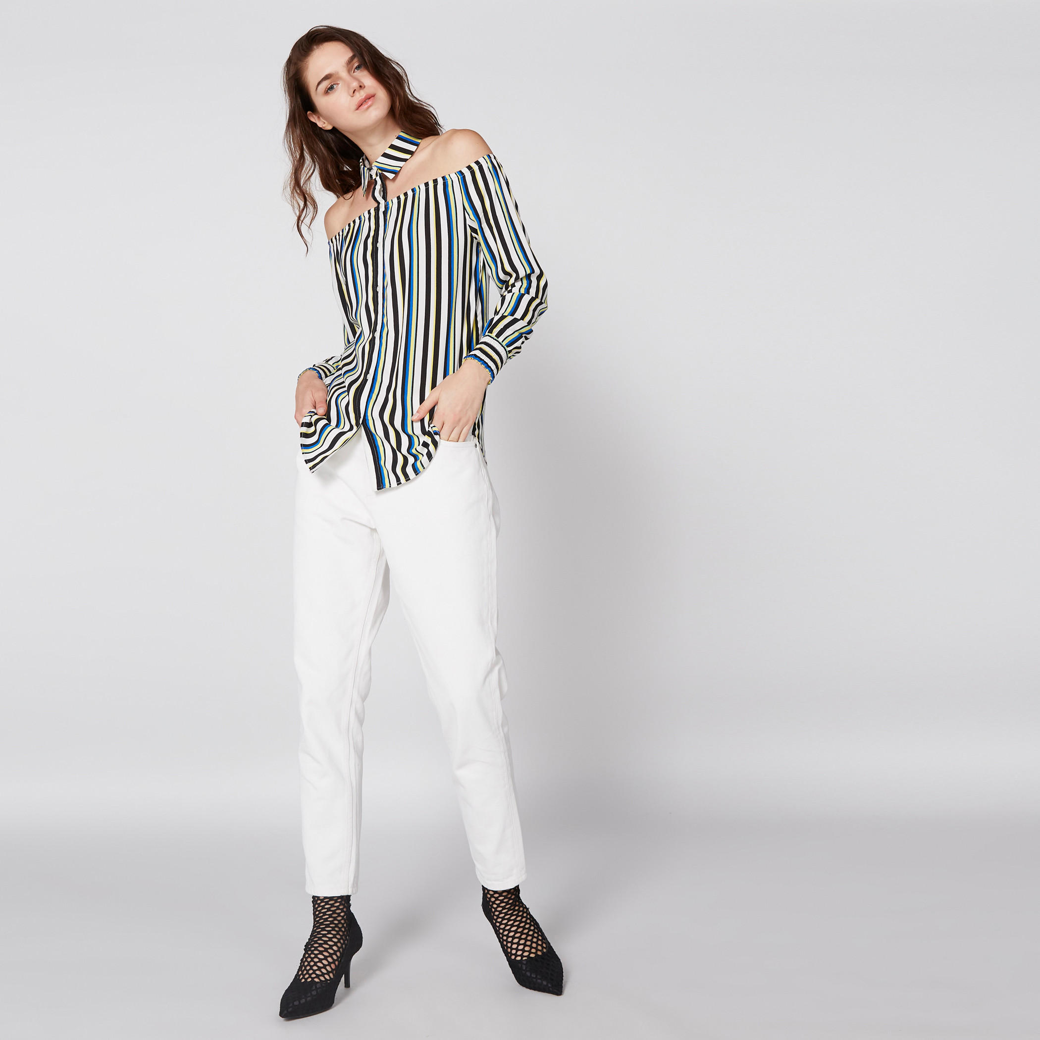 بلوزة مقلّمة بياقة طوق وأكمام طويلة وأزرار-women-clothing-shirtsandblouses-blouses-image-2